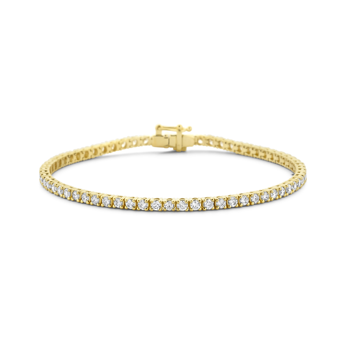 14k Geelgouden tennisarmband uitgevoerd met schitterende lab grown diamanten. De tennisarmband heeft een draaglengte van 17.5cm en een schakelbreedte van 2.7mm. Het diamantgewicht is 3.00ct. Lab grown diamanten zijn diamanten die ontstaan in een laboratorium. Onder extreem hoge druk en temperatuur wordt het natuurlijk ontstaansproces nagebootst met als eindresultaat een diamant met dezelfde chemische eigenschappen maar met een andere oorsprong.
