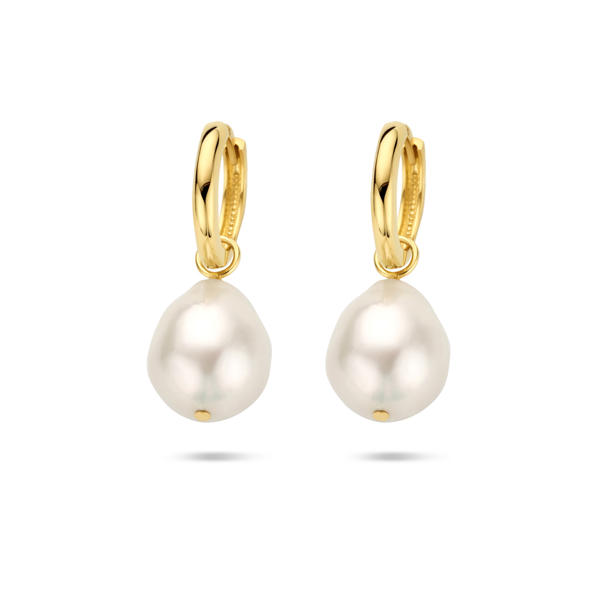 14k Geelgouden klapoorringen met een zoetwaterparel hanger. De klapoorringen hebben een totale hoogte van 18mm en een diameter van 12.5mm.&nbsp;