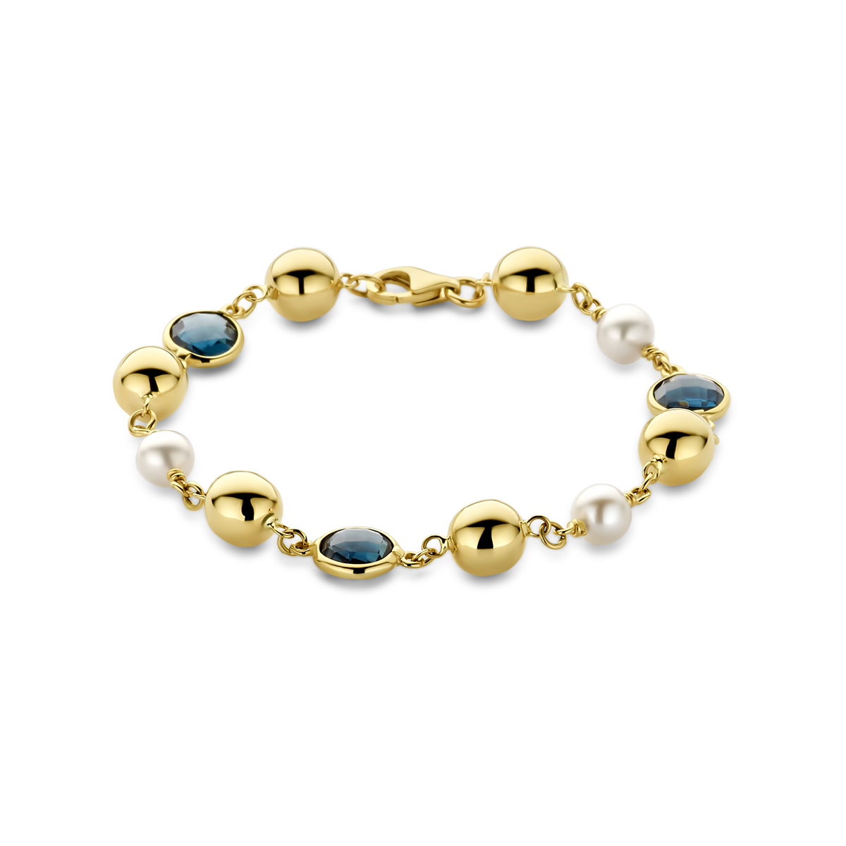 Geelgouden armband uitgevoerd met bolletjes, parels en london blue topaas. De armband heeft een draaglengte van 19cm en is uitgevoerd met karabijnsluiting.