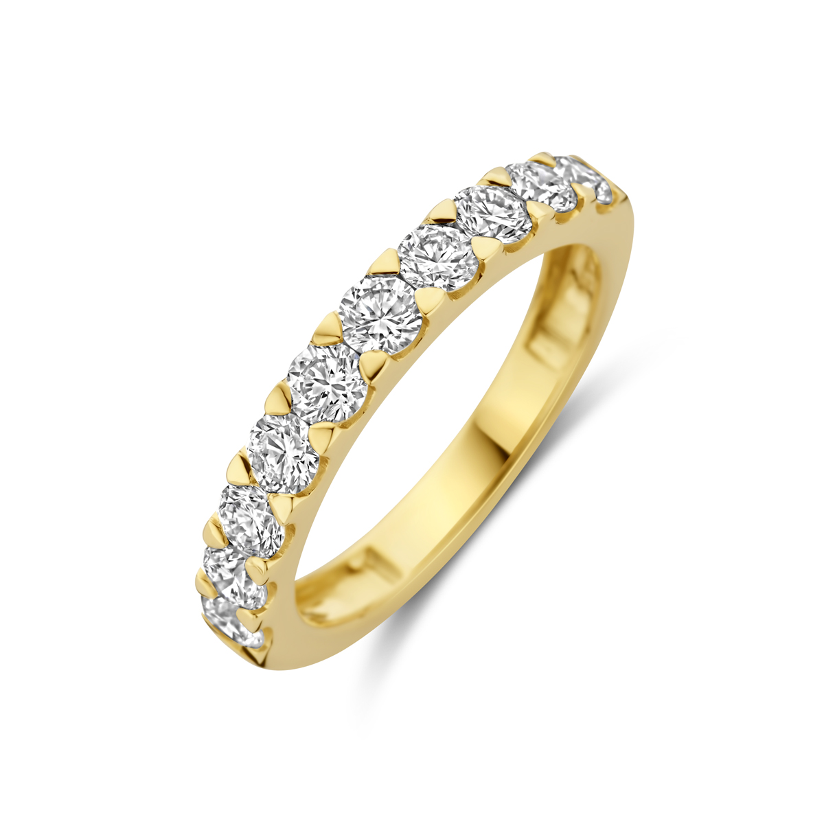 14k Geelgouden ring uitgevoerd met lab grown diamanten. De ring heeft een breedte van 3.5mm. Het totale diamantgewicht is 1.00ct. Lab grown diamanten zijn diamanten die ontstaan in een laboratorium. Onder extreem hoge druk en temperatuur wordt het natuurlijk ontstaansproces nagebootst met als eindresultaat een diamant met dezelfde chemische eigenschappen maar met een andere oorsprong.