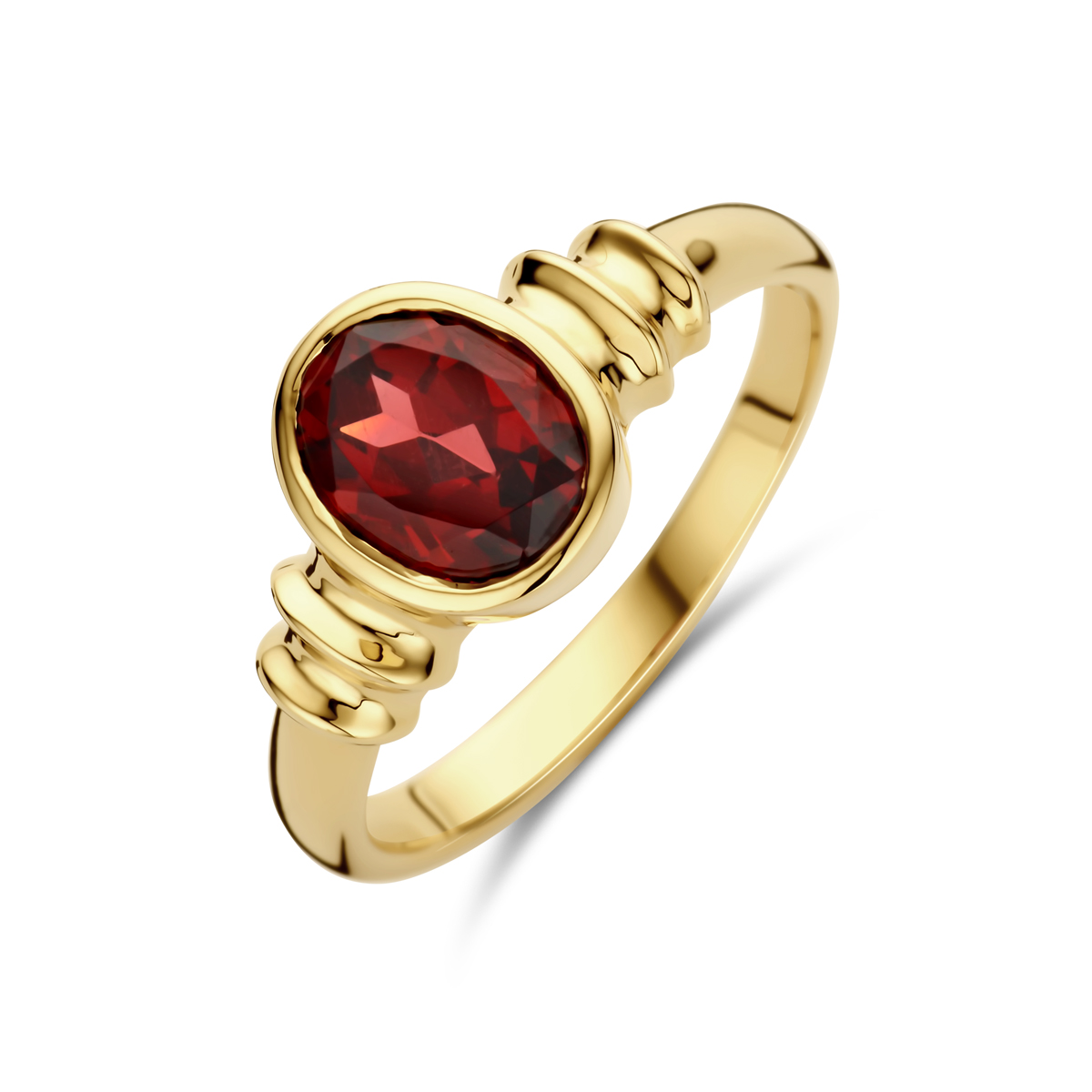 14k Geelgouden ring uitgevoerd met granaat. De ring heeft een breedte van 9mm.