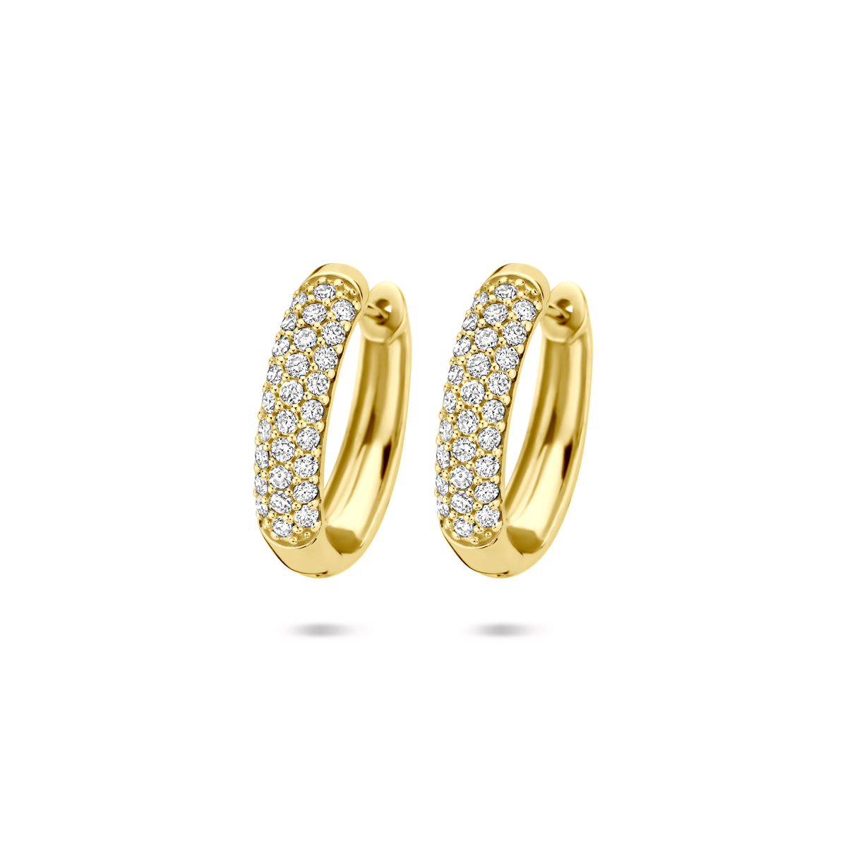 14k Geelgouden klapoorringen uitgevoerd met lab grown diamant. De klapoorringen hebben een afmeting van 18x4mm. Het totale diamantgewicht is 0.755ct. Lab grown diamanten zijn diamanten die ontstaan in een laboratorium. Onder extreem hoge druk en temperatuur wordt het natuurlijk ontstaansproces nagebootst met als eindresultaat een diamant met dezelfde chemische eigenschappen maar met een andere oorsprong.