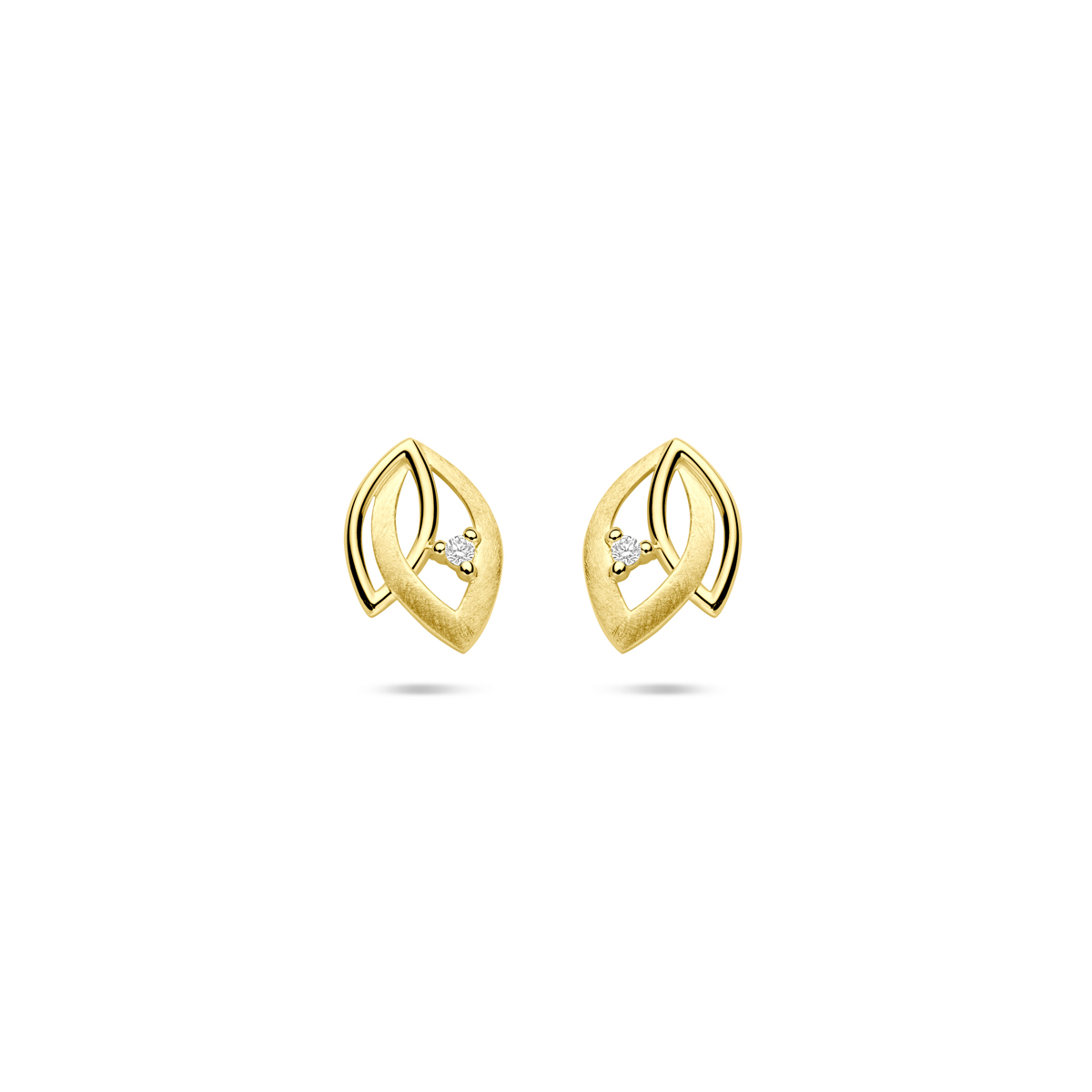 14k Geelgouden oorknoppen uitgevoerd met diamant. De oorknoppen hebben een afmeting van 9.5x6.5mm. Het totale diamantgewicht is 0.02ct.