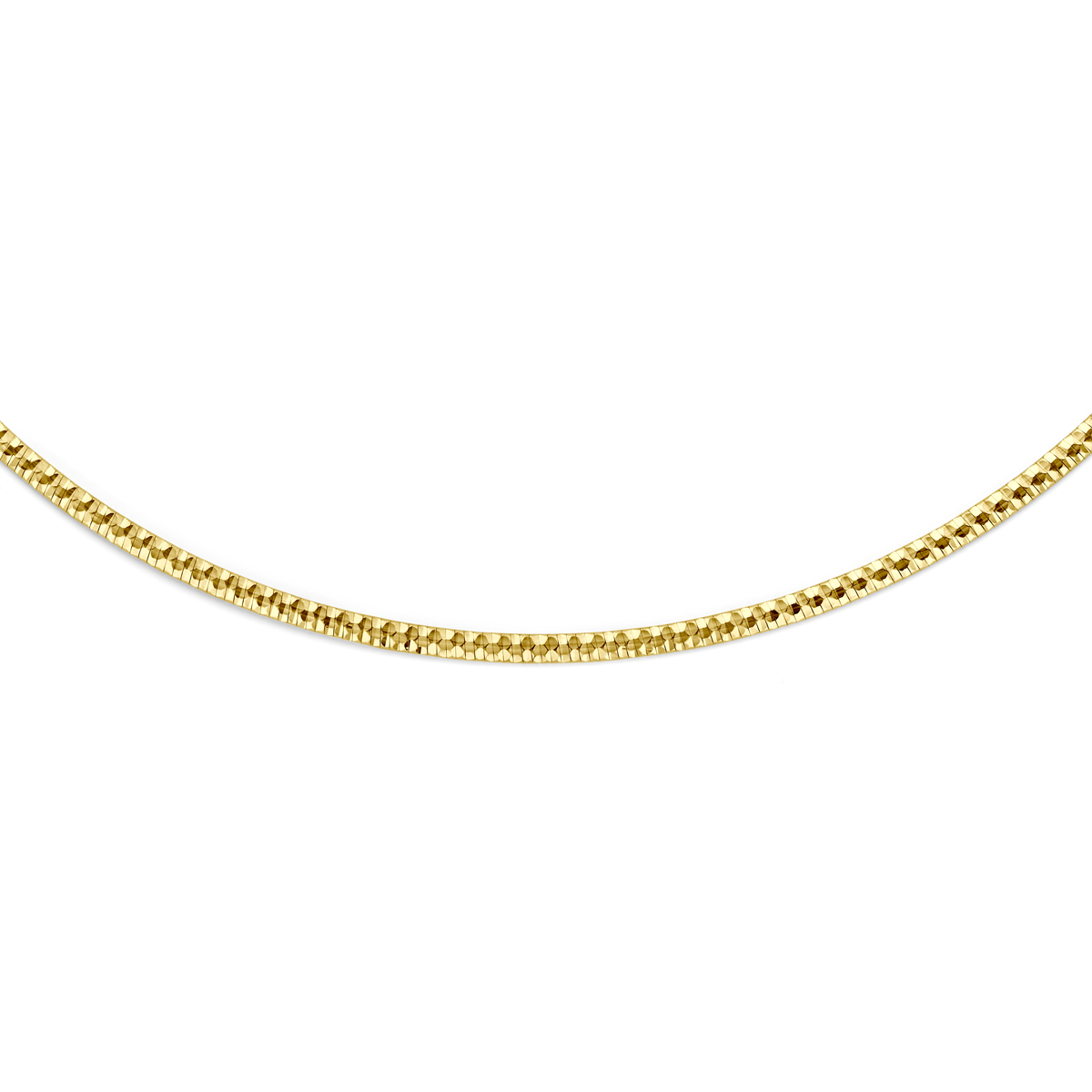 14k Geelgouden collier met een platte omega schakel van 2.5mm. Het collier heeft een draaglengte van 45cm en is uitgevoerd met karabijnsluiting.