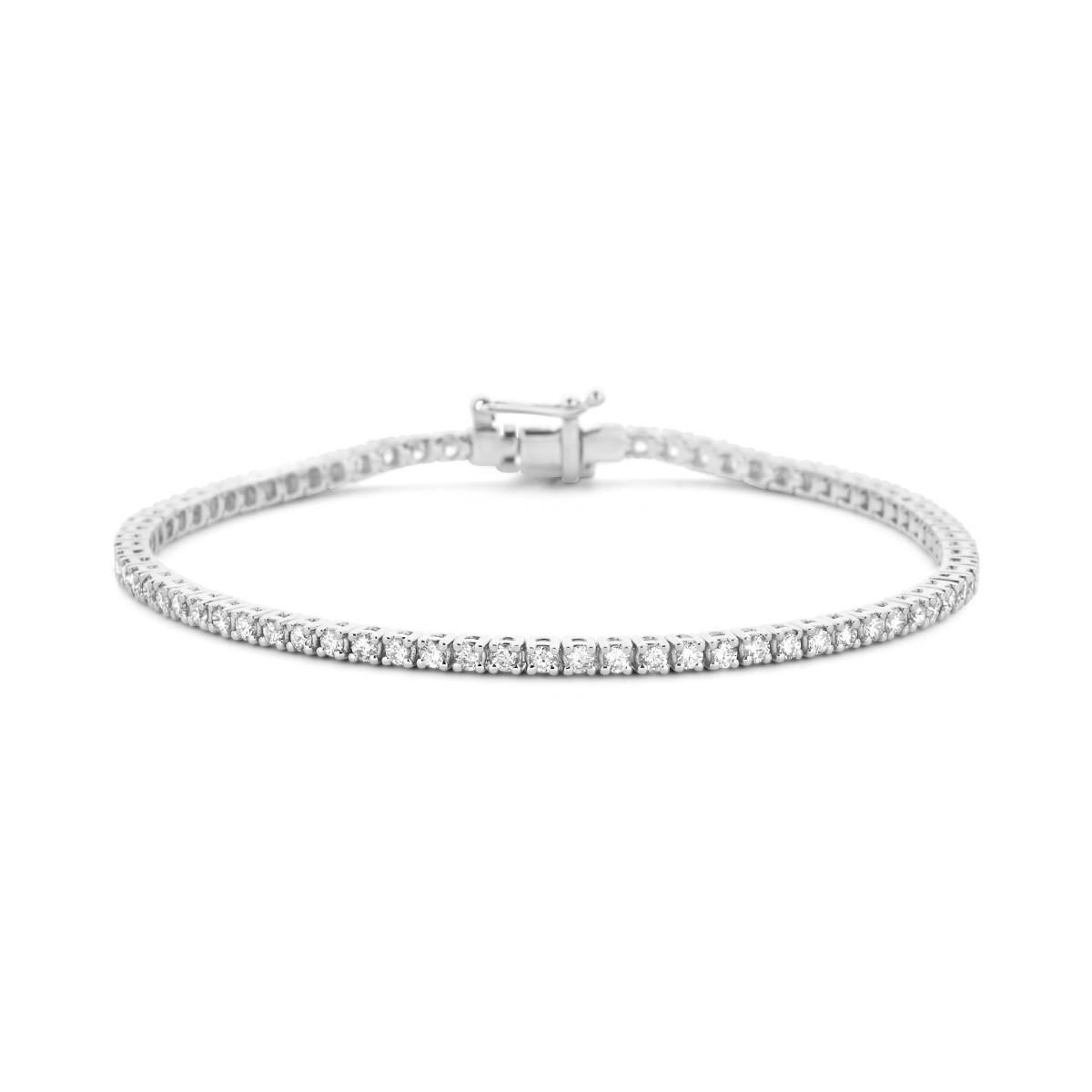 14k Witgouden tennisarmband uitgevoerd met schitterende lab grown diamanten. De tennisarmband heeft een draaglengte van 17.5cm en een schakelbreedte van 2.3mm. Het diamantgewicht is 2.00ct. Lab grown diamanten zijn diamanten die ontstaan in een laboratorium. Onder extreem hoge druk en temperatuur wordt het natuurlijk ontstaansproces nagebootst met als eindresultaat een diamant met dezelfde chemische eigenschappen maar met een andere oorsprong.