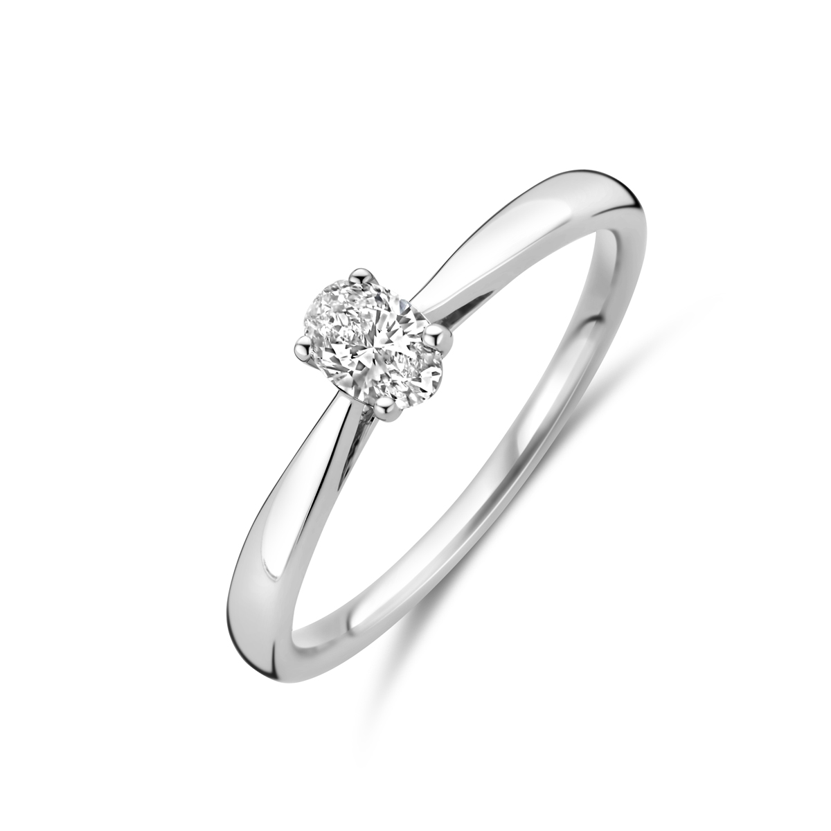 14k Witgouden ring uitgevoerd met lab grown diamant. De ring heeft een afmeting van 5x3.5mm. Het diamantgewicht is 0.25ct. Lab grown diamanten zijn diamanten die ontstaan in een laboratorium. Onder extreem hoge druk en temperatuur wordt het natuurlijk ontstaansproces nagebootst met als eindresultaat een diamant met dezelfde chemische eigenschappen maar met een andere oorsprong.