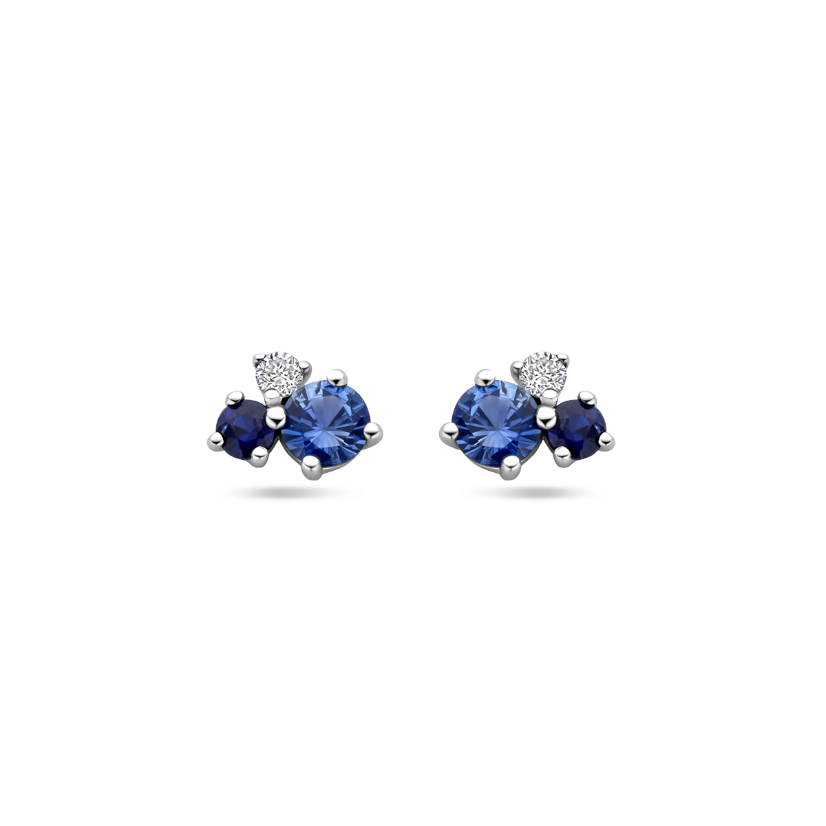 14k Witgouden oorknoppen uitgevoerd met saffier en diamant. De oorknoppen hebben een afmeting van 5.5x4mm. Het totale diamantgewicht is 0.03ct.