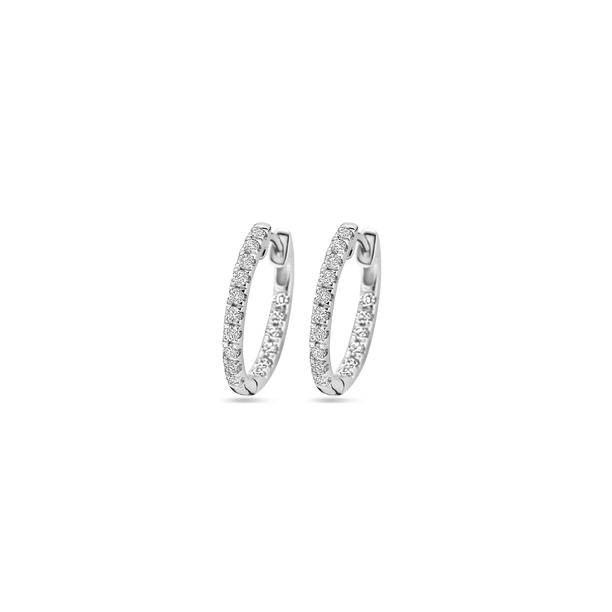 14k Witgouden klapoorringen uitgevoerd met lab grown diamant. De klapoorringen hebben een afmeting van 16.5x2mm. De totale diamantgewicht is 0.46ct. Lab grown diamanten zijn diamanten die ontstaan in een laboratorium. Onder extreem hoge druk en temperatuur wordt het natuurlijk ontstaansproces nagebootst met als eindresultaat een diamant met dezelfde chemische eigenschappen maar met een andere oorsprong.