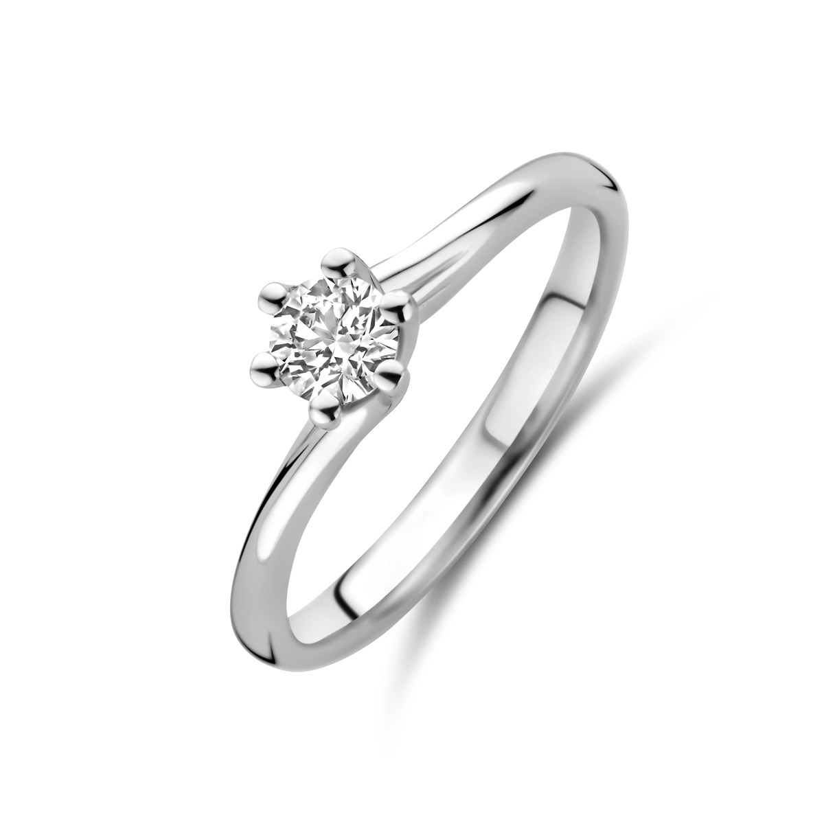 14k Witgouden ring uitgevoerd met lab grown diamant. De ring heeft een breedte van 5.5mm. Het diamantgewicht is 0.30ct. Lab grown diamanten zijn diamanten die ontstaan in een laboratorium. Onder extreem hoge druk en temperatuur wordt het natuurlijk ontstaansproces nagebootst met als eindresultaat een diamant met dezelfde chemische eigenschappen maar met een andere oorsprong.
