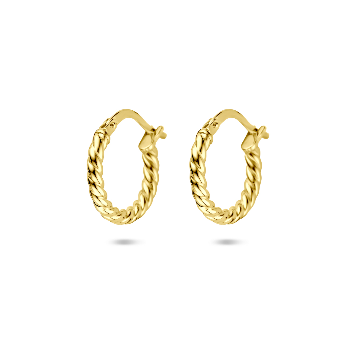 Deze 14krt. geelgouden oorringen, modelnummer 5000347, hebben een kern van 925 zilver. Ze zijn gedraaid van vorm, hebben een diameter van 15 mm. Met een glanzende afwerking zijn het perfecte creolen voor dagelijks gebruik. Draag ze als subtiele blikvanger bij zowel casual als formele outfits.