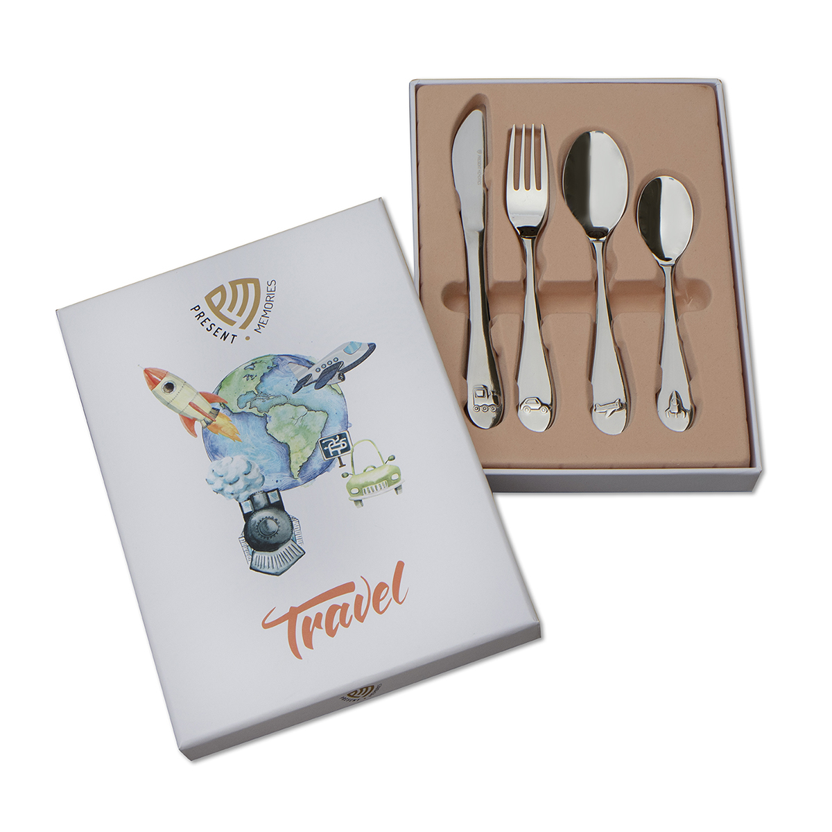 18/10 Stalen kinderbestek in een 4-delige set met superleuk travel thema. Leuk om aan de voor- en/of achterzijde te graveren. De set bestaat uit: een mes van 190x18mm, een vork van 172x22mm, een lepel van 170x34mm en een dessertlepel van 140x28mm.  Wegens hoge bezorgkosten wordt dit artikel alleen verstuurd bij een ordergrootte vanaf &euro;50,-.