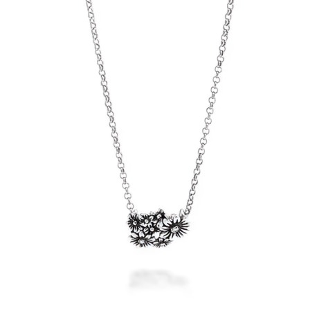 Collier met zilveren madeliefjes of margrietjes uit de Jolie Collectie van Giovanni Raspini Jewelry handgemaakt in Italië, nieuw in geschenkverpakking. Het 1e gehalte zilveren (925) kettinkje is 45 cm lang, de hanger 1,6 cm breed met karabijnsluiting. In totaal 8 gram, lekker licht om te dragen. 

