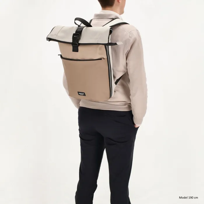 Deze multifunctionele rugzak van Beagles Originals is jouw ideale metgezel voor onderweg – of je nu naar werk, school of de sportschool fietst. Gemaakt van sterk, waterafstotend PU/tarpaulin, beschermt deze tas je spullen tegen een regenbui én biedt hij volop praktisch gemak.

Het ruime hoofdvak sluit met een stevige ritssluiting én een TT-sluiting (schuif/klik), en is oprolbaar zodat je het volume kunt aanpassen aan je inhoud – handig als je wat extra ruimte nodig hebt. Binnenin vind je een gevoerd laptopvak voor een 15,6 inch laptop en een extra ritsvakje voor kleinere spullen.

Op de voorkant zit een extra ritsvak voor items die je snel wilt pakken, zoals sleutels of je telefoon. De achterkant is voorzien van twee verstelbare schouderbanden en slimme fietshaken met klittenband, waarmee je de tas eenvoudig aan je bagagedrager bevestigt. Bovenop zit een stevige lus/handvat om de tas ook met de hand te dragen.

Afmetingen:

Volledig uitgerold: 55 x 40 x 12,5 cm

Opgerold: 48 x 40 x 12,5 cm

Kenmerken:

Waterafstotende laptoprugzak en fietstas in één

Ruim hoofdvak met ritssluiting en kliksluiting

Gevoerd laptopvak voor laptops t/m 15,6 inch

Binnenvak met ritssluiting

Geschikt voor A4-documenten

Voorvak met rits

Stevig handvat aan de bovenzijde

Twee verstelbare schouderbanden

Fietshaken en klittenbandbevestiging aan de achterzijde

Materiaal: PU / tarpaulin (waterafstotend)

Inhoud: ca. 27,5 liter

Gewicht: ca. 800 gram


Deze tas combineert stijl, comfort en functionaliteit – perfect voor forenzen, studenten of avontuurlijke fietsers.