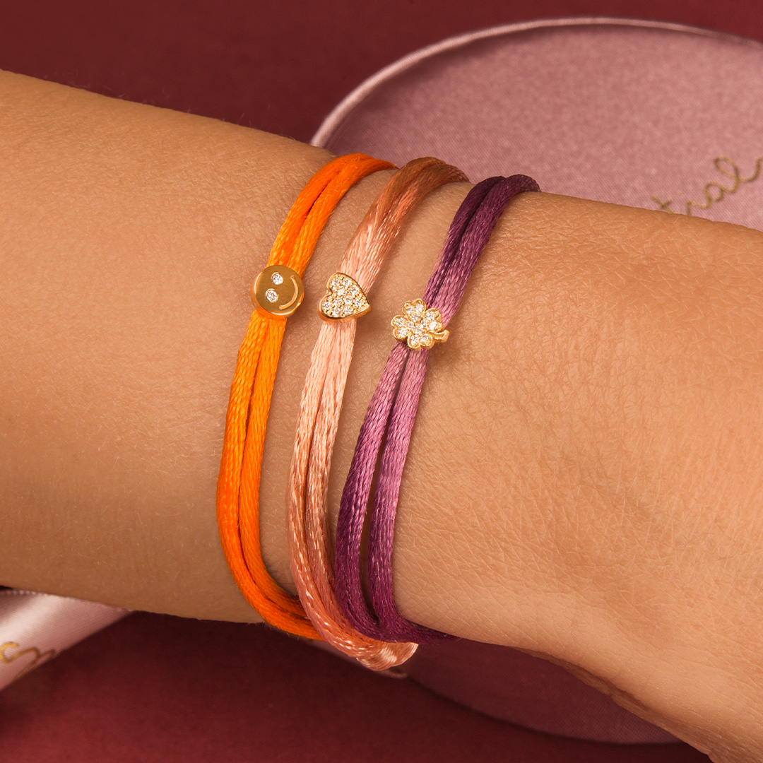 De Minitials Signature Touch Satijn Armband kan worden gecreëerd door de initiaal of het symbool van je geliefde te kiezen. Eenvoud is kracht of wat dacht je van het toevoegen van een diamant(en)