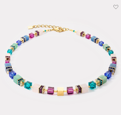 De gouden en veelkleurige GEOCUBE® Precious Statement-ketting is een prachtig sieraad dat een echt statement maakt. Grote GEOCUBE® kralen gemaakt van edelstenen en Swarovski® kristallen zijn wat deze ketting zo speciaal maken. Deze elementen zijn zo gerangschikt dat ze naar achteren toe kleiner worden, waardoor de ketting comfortabel draagt. Een gouden roestvrijstalen kubus in het midden van de ketting vormt het middelpunt van het ontwerp.