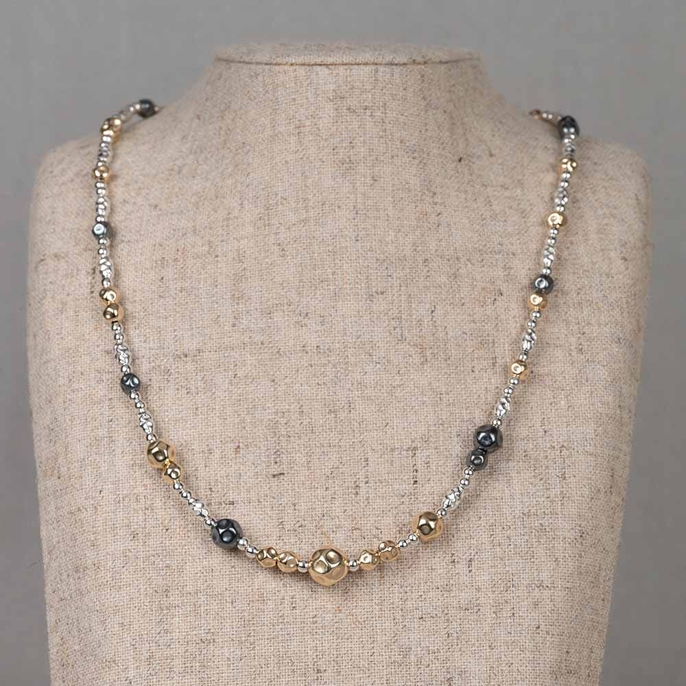 Collier van de najaarscollectie 2022 van Jeh Jewels met touch of gold bolletjes. Dit collier is gemaakt drie verschillende materialen. Namelijk geoxideerd zilver, Gold-filled en zilver. Combineer dit collier met een bijpassende armband en maak je look af! Het collier heeft een draaglengte van 42,5cm met verlenging oogjes tot 45cm.