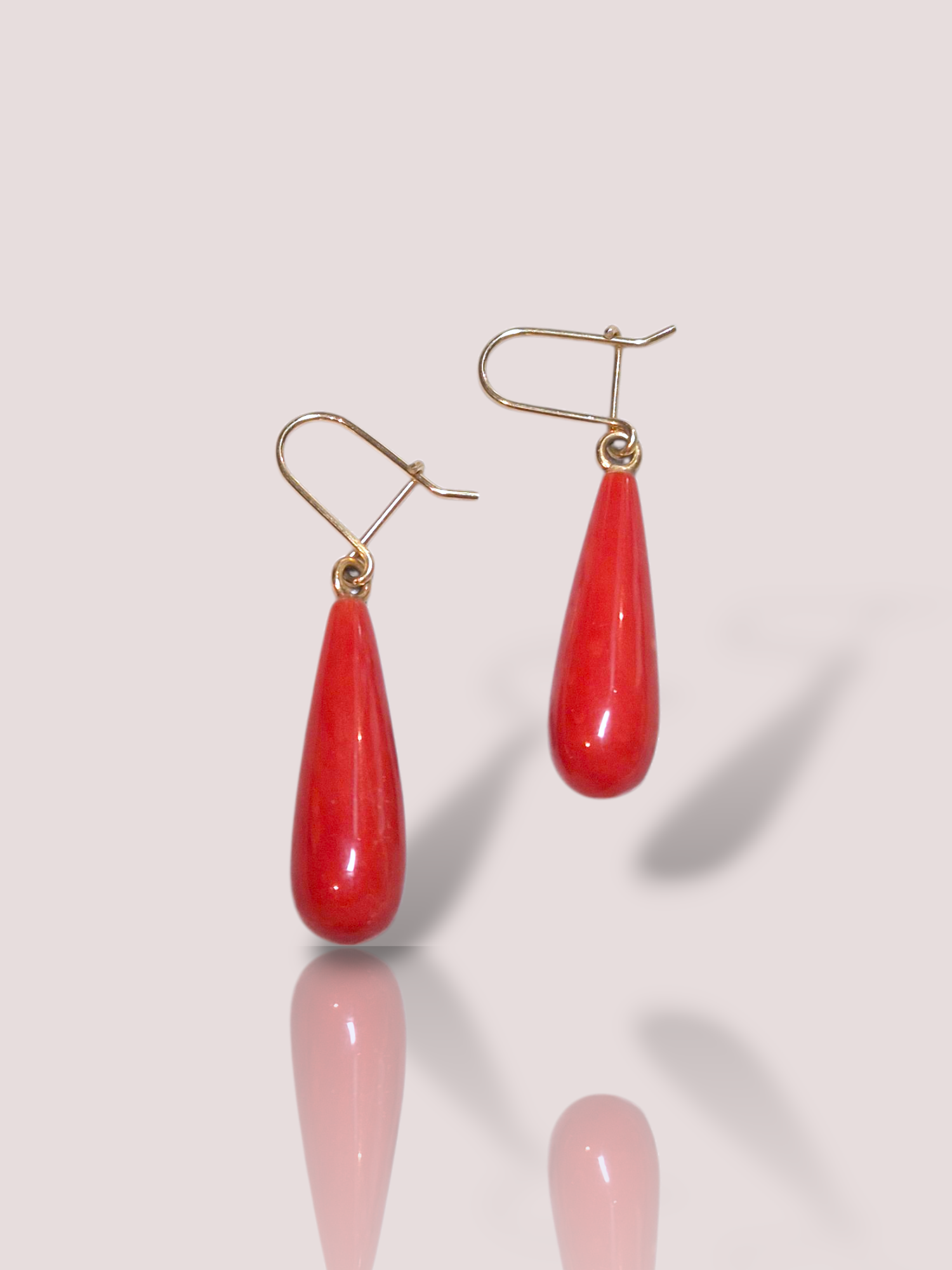 Deze lange vintage 14k geel gouden oorbellen met bloedkoraar stralen luxe en verfijning uit. De oorbellen hebben een lengte van 4 cm en vallen daardoor prachtig langs je gezicht. Draag ze voor speciale gelegenheden of combineer ze met een klassieke outfit voor een tijdloze look. Perfect om een vleugje kleur en elegantie toe te voegen aan elke outfit.