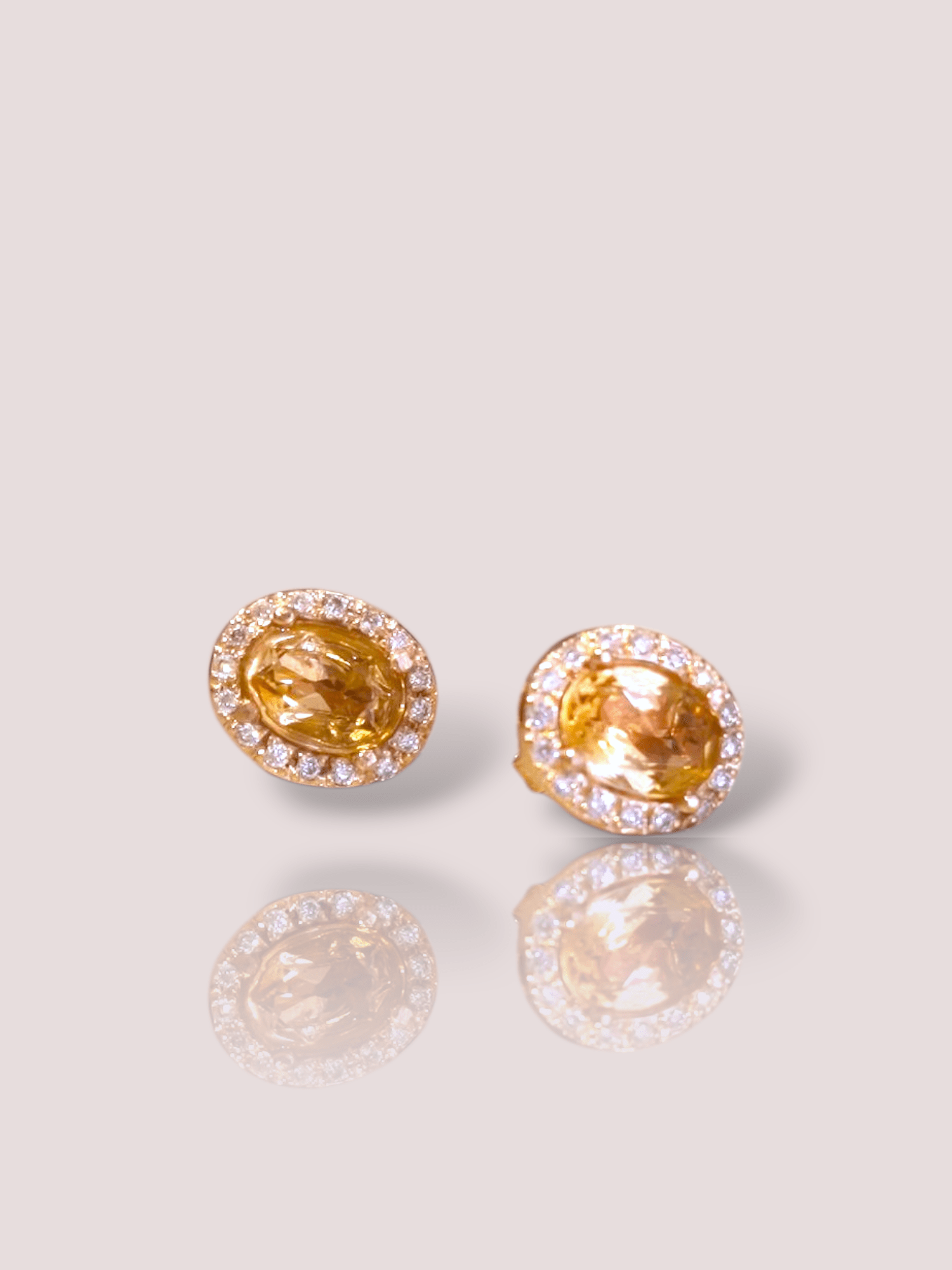 Deze vintage 18k roségouden oorstekers van Fred Moes zijn voorzien van schitterende citrien stenen en diamantjes, ideaal voor een elegante uitstraling. Perfect voor zowel alledaagse als formele gelegenheden. Draag ze met je haar opgestoken om de schitterende stenen extra te laten opvallen. Een tijdloze aanvulling op elke sieradencollectie. 

De oorstekers hebben een citrien van 1 cm bij 8 mm welke omringd wordt door 16 prachtige briljant geslepen diamanten.