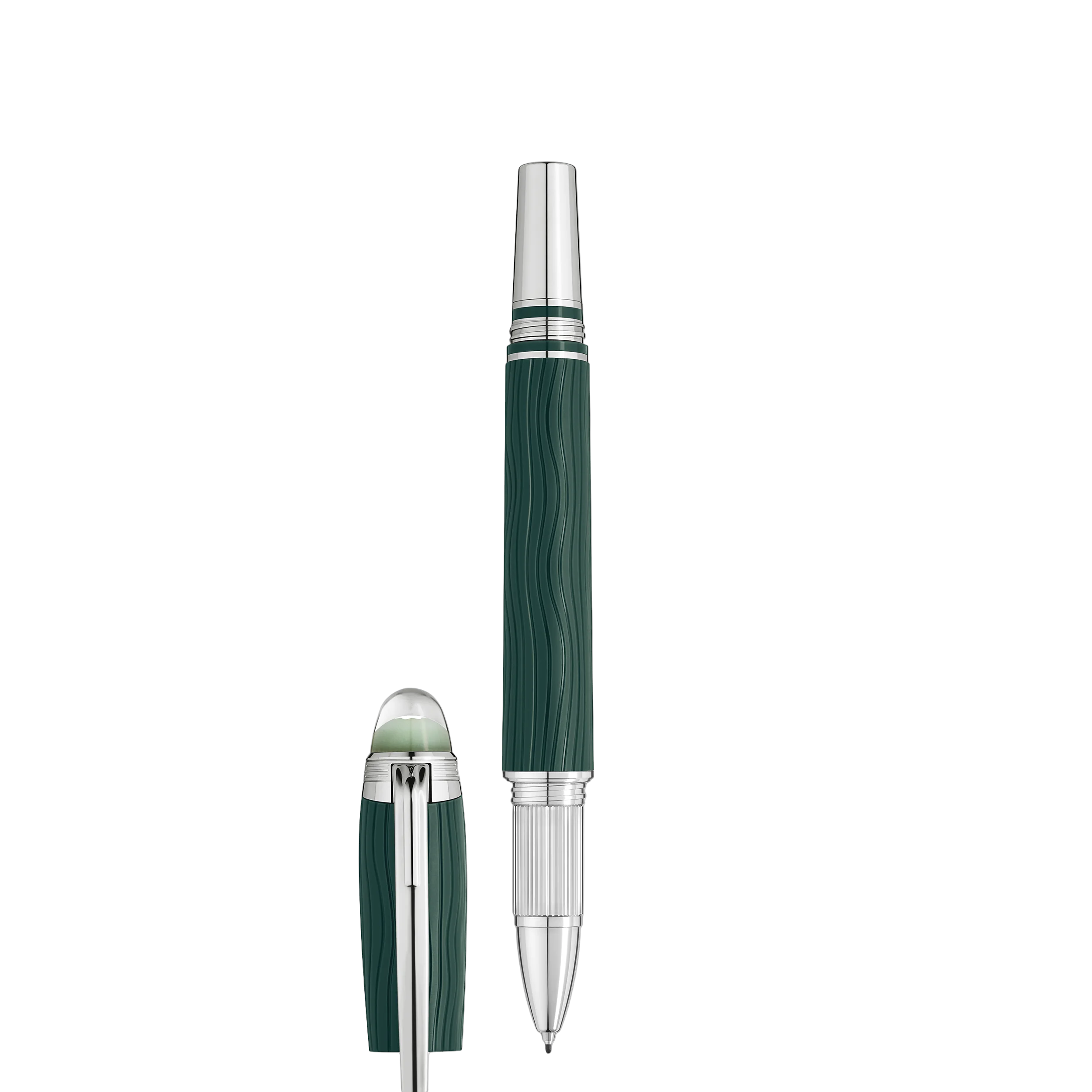 Deze Montblanc Precious Resin Fineliner behoort tot de Starwalker collectie.
Referentienummer: MB132903

De Montblanc Starwalker Polargreen brengt de schoonheid van het noorderlicht tot leve. De koepel van de dop is gemaakt van transparant hars en gloeit bij weinig licht, wat doet denken aan de betoverende, dansende aurora's die aan de nachtelijke hemel staan. Het golfpatroon op het donkergroene, kostbare hars van de dop en de houder legt de glans van het licht prachtig vast. De matte afwerking accentueert de fraaie reflecties. Voor een finishing touch is de fineliner afgewerkt met platina details.