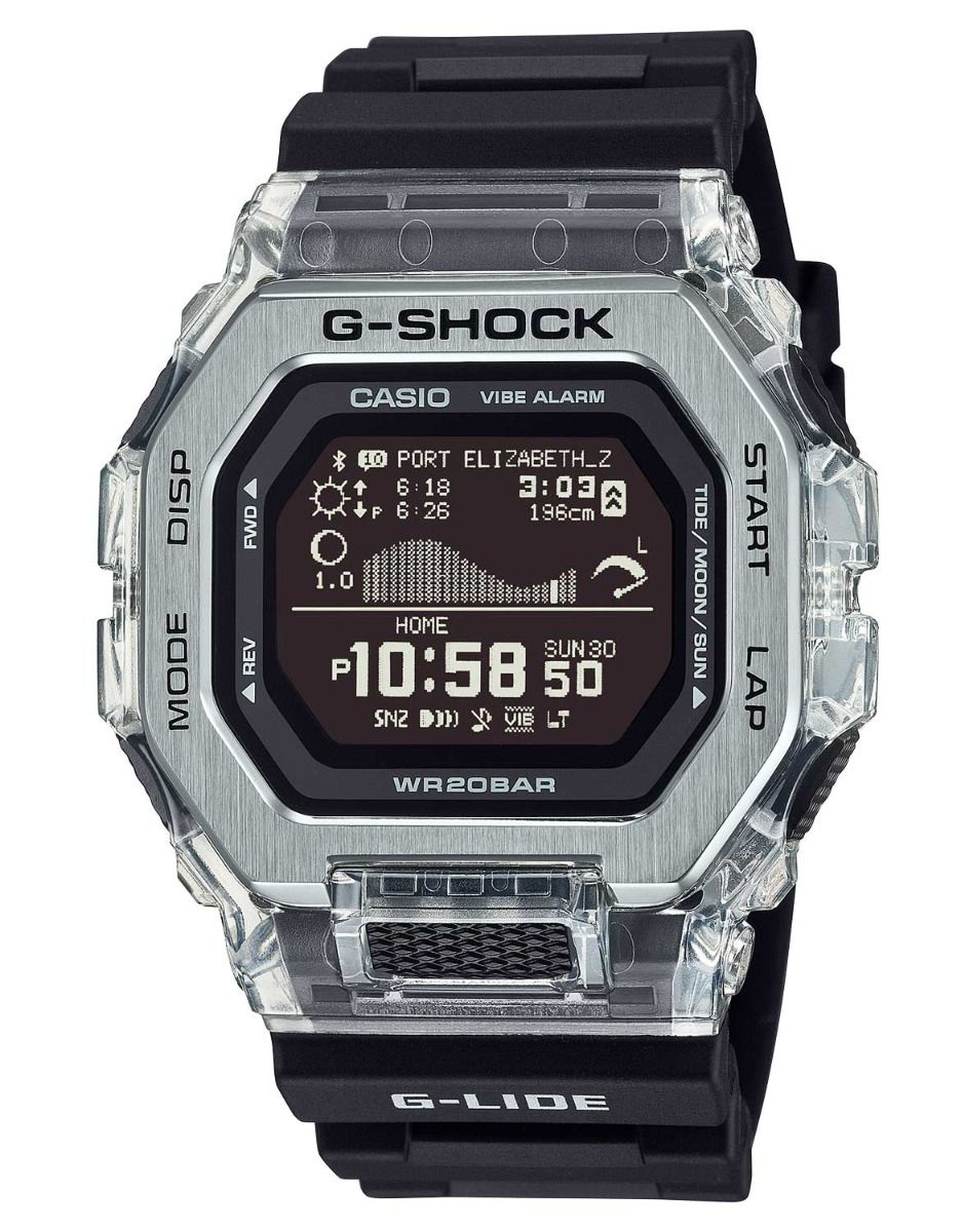 Een G-SHOCK uit de G-LIDE-lijn biedt de robuustheid en functionaliteit die je surfstijl vereist en de zomerse materialen en kleuren waar je dol op bent.

De bezel is geïnspireerd op de zomerse surfscène en is gemaakt van twee verschillende materialen om het uiterlijk van glinsterende golven op te roepen die schitteren in het zonlicht. De bovenkant van de bezel, van roestvrij staal met afgeschuinde randen in spiegelglans, contrasteert subtiel met de glanzende doorschijnendheid van de basis van de bezel van hars.

De horlogeband is gemaakt van bio-based urethaan en heeft een split voor een betere pasvorm en afvoer van water en zweet. De belangrijkste harscomponenten die zijn toegepast in de kast, de horlogeband en meer zijn gemaakt met hars van biologische oorsprong om de impact op het milieu te verminderen. Dit alles zorgt voor de comfortabele draagbaarheid die je zoekt, zodat je je kunt concentreren op het glijden over de golven.

Krijg volledige functionaliteit aan je vingers met Smartphone Link. Gebruik gewoon de speciale app om een van de ongeveer 3.300 grote surfspots over de hele wereld te selecteren en stuur locatiespecifieke getijdenpatronen en daglichtomstandigheden naar het horloge. De brede wijzerplaat met Memory in Pixel (MIP) LCD-scherm met hoge resolutie biedt dezelfde duidelijke weergave van de getijdengrafieken en maanstand als de eerdere modellen, en ook nog de tijden en niveaus van hoogtij/laagtij en de tijden van de zonsopgang/zonsondergang. En dat allemaal in één oogopslag. Dit horloge is gemaakt om surfers te helpen zich voor te bereiden op zware wedstrijden over de hele wereld.
