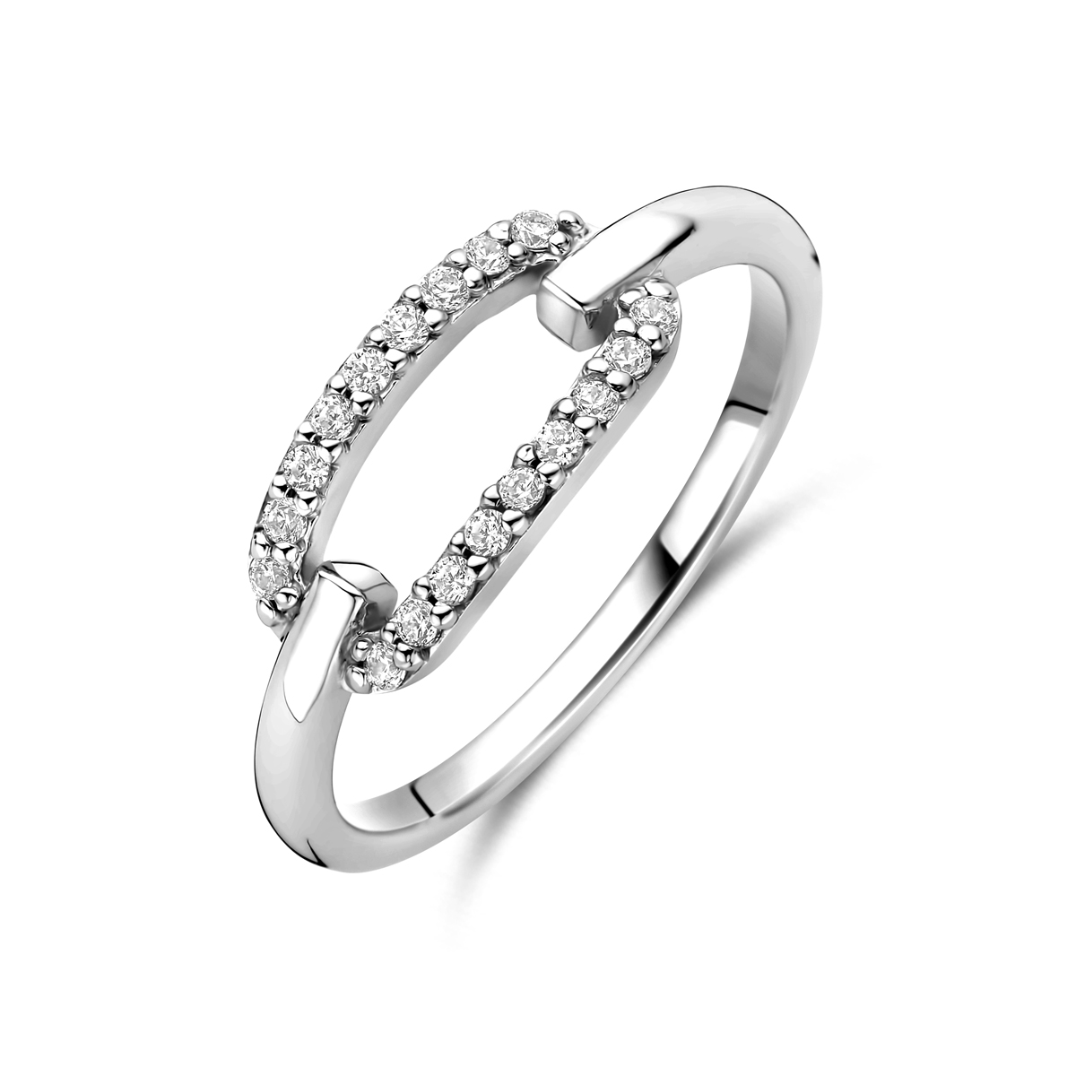 Zilveren ring uitgevoerd met zirkonia. De ring heeft een breedte van 6,5mm.