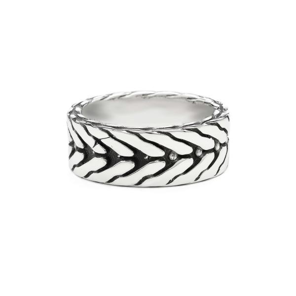 De Chevron collectie is gebaseerd op de bekende vissengraat schakel van de classic chevron collectie waar SILK bekend mee werd. Herkenbaar aan deze krachtige structuur is het strakke V-patroon. Gevlochten strengen van sterling zilver creëren de illusie van de letter V, welke zich herhalen in de lengte van het sieraad. 