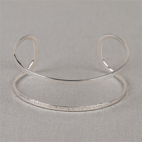 Klemarmband gemaakt van 925 sterling zilver met hamerslag effect. Deze armband is een echte eyecatcher. Door de dubbele lijnen lijkt het net alsof je twee armbanden om hebt. Combineer met een paar mooie oorbellen, een ring en collier voor een complete look!