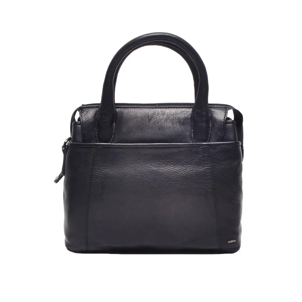 
Leren Handtas – Navy
Elegant én praktisch, met een luxe afwerking

Deze stijlvolle handtas is gemaakt van hoogwaardig rundleer en biedt zowel functionaliteit als een tijdloos design. Dankzij de ruime opening en slimme indeling heb je altijd alles bij de hand.

✅ Gemaakt van soepel rundleer
✅ Afneembare én verstelbare lange schouderriem
✅ Ritsvakken aan zowel de voor- als achterzijde
✅ Binnenin: lichte voering, tussenvak met rits, extra ritsvak en steekvak
✅ Gaat ruim open voor optimaal gebruiksgemak

Afmetingen: 22 cm hoog × 29 cm breed
Kleur: Navy
Adviesverkoopprijs: €129,95

 Onderhoudstip: Behandel je tas minimaal 1x per jaar met een ledervoeding om het leer soepel en zacht te houden.