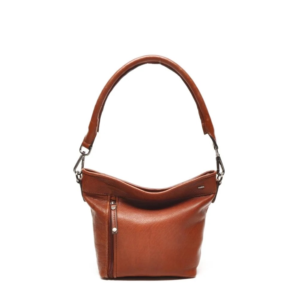 Leren Emmertas – Cognac
Trendy emmermodel met stijlvolle details

Deze leren tas in het populaire emmermodel combineert een modieuze look met praktische functionaliteit. Gemaakt van hoogwaardig rundleer en uitgevoerd in een warme cognackleur – perfect te combineren met vrijwel elke outfit.

✅ Gemaakt van soepel rundleer
✅ Verticale rits aan de voorzijde voor een eigentijdse look
✅ Korte afneembare schouderriem én lange verstelbare afneembare schouderriem
✅ Binnenin: lichte voering, tussenvak met rits, achterritsvak en steekvakken
✅ Topritssluiting voor veilig afsluiten van je spullen

Kleur: Cognac
Model: Emmertas (bucket bag)
Perfect voor dagelijks gebruik of een casual-chique look



Hoogte	21 cm. hoog
Breedte	27 cm. breed

 Stijltip: Combineer deze tas met aardetinten, denim of zwart voor een warme, tijdloze uitstraling.