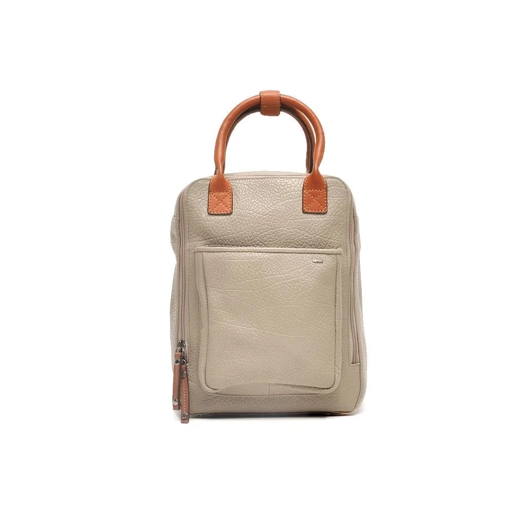 Berba Rugzak – Chamonix Serie
Stoer, praktisch en tijdloos – jouw everyday backpack

Deze rugzak uit de Chamonix-serie van Berba doet qua vorm denken aan het populaire model van Fjällräven, maar is uitgevoerd in Berba’s kenmerkende stijl en kwaliteit. De tas is ontworpen voor dagelijks gebruik, met slimme details en een comfortabele pasvorm.

✅ Twee korte handgrepen om gemakkelijk op te tillen of neer te zetten
✅ Ruim hoofdvak dat makkelijk opent
✅ Lichte, praktische voering voor goed overzicht
✅ Gemaakt van stevig materiaal, geschikt voor dagelijks gebruik

Stijlvolle eenvoud, ideaal voor werk, studie of vrije tijd.

 Onderhoudstip: Behandel de tas minimaal 1x per jaar met een blanke, doorzichtige leder- of textielvoeding om het materiaal in topconditie te houden.