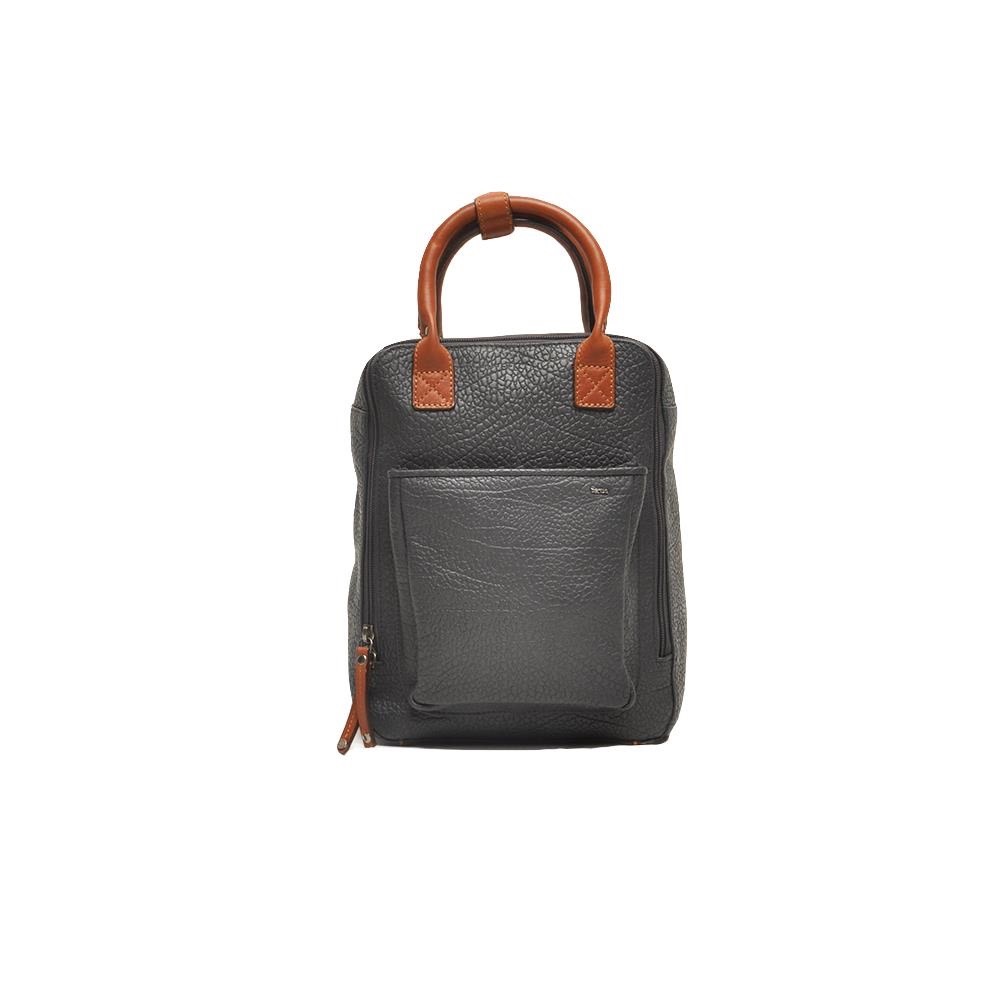 Berba Rugzak – Chamonix Serie
Stoer, praktisch en tijdloos – jouw everyday backpack

Deze rugzak uit de Chamonix-serie van Berba doet qua vorm denken aan het populaire model van Fjällräven, maar is uitgevoerd in Berba’s kenmerkende stijl en kwaliteit. De tas is ontworpen voor dagelijks gebruik, met slimme details en een comfortabele pasvorm.

✅ Twee korte handgrepen om gemakkelijk op te tillen of neer te zetten
✅ Ruim hoofdvak dat makkelijk opent
✅ Lichte, praktische voering voor goed overzicht
✅ Gemaakt van stevig materiaal, geschikt voor dagelijks gebruik

Stijlvolle eenvoud, ideaal voor werk, studie of vrije tijd.

 Onderhoudstip: Behandel de tas minimaal 1x per jaar met een blanke, doorzichtige leder- of textielvoeding om het materiaal in topconditie te houden.