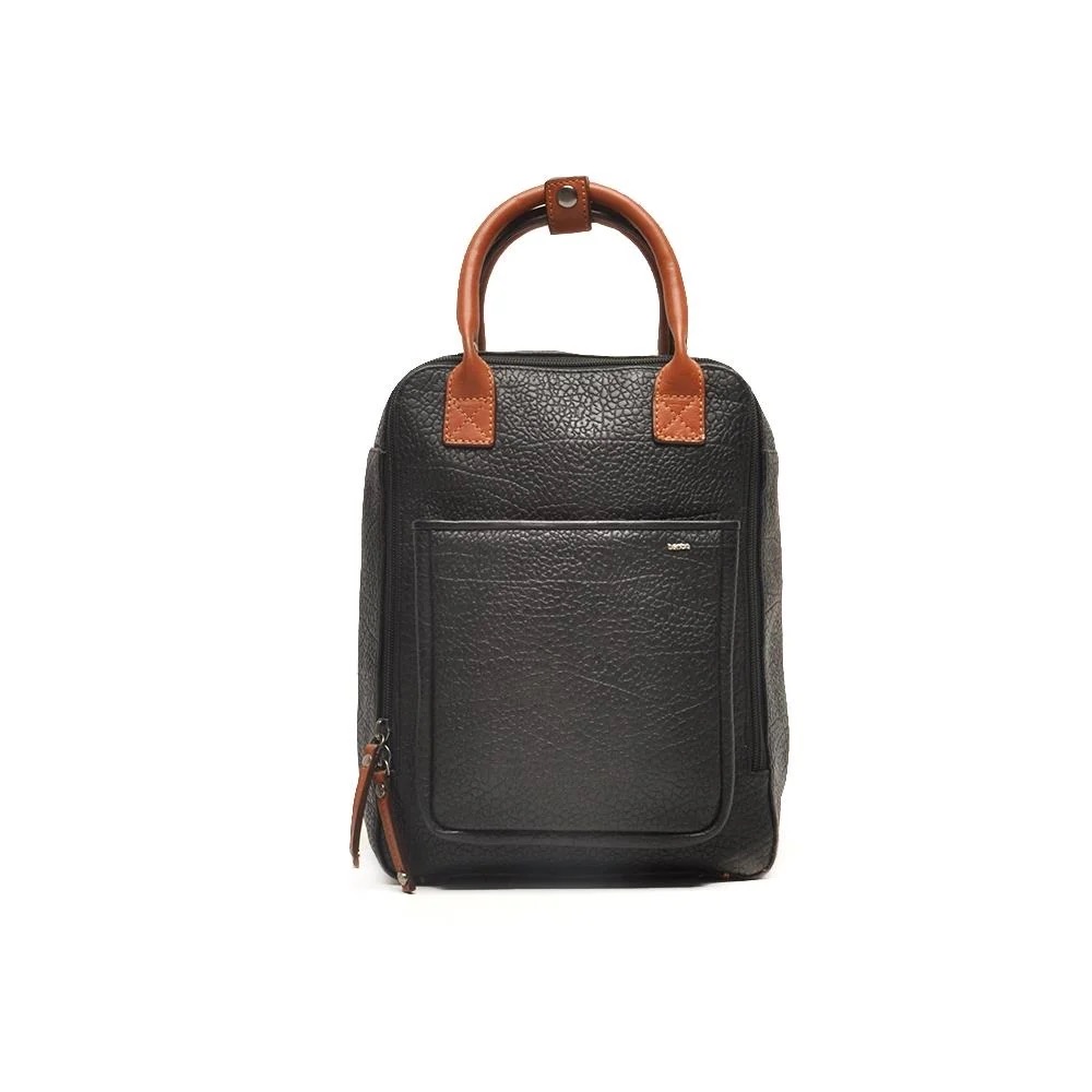 Berba Rugzak – Chamonix Serie
Stoer, praktisch en tijdloos – jouw everyday backpack

Deze rugzak uit de Chamonix-serie van Berba doet qua vorm denken aan het populaire model van Fjällräven, maar is uitgevoerd in Berba’s kenmerkende stijl en kwaliteit. De tas is ontworpen voor dagelijks gebruik, met slimme details en een comfortabele pasvorm.

✅ Twee korte handgrepen om gemakkelijk op te tillen of neer te zetten
✅ Ruim hoofdvak dat makkelijk opent
✅ Lichte, praktische voering voor goed overzicht
✅ Gemaakt van stevig materiaal, geschikt voor dagelijks gebruik

Stijlvolle eenvoud, ideaal voor werk, studie of vrije tijd.

 Onderhoudstip: Behandel de tas minimaal 1x per jaar met een blanke, doorzichtige leder- of textielvoeding om het materiaal in topconditie te houden.