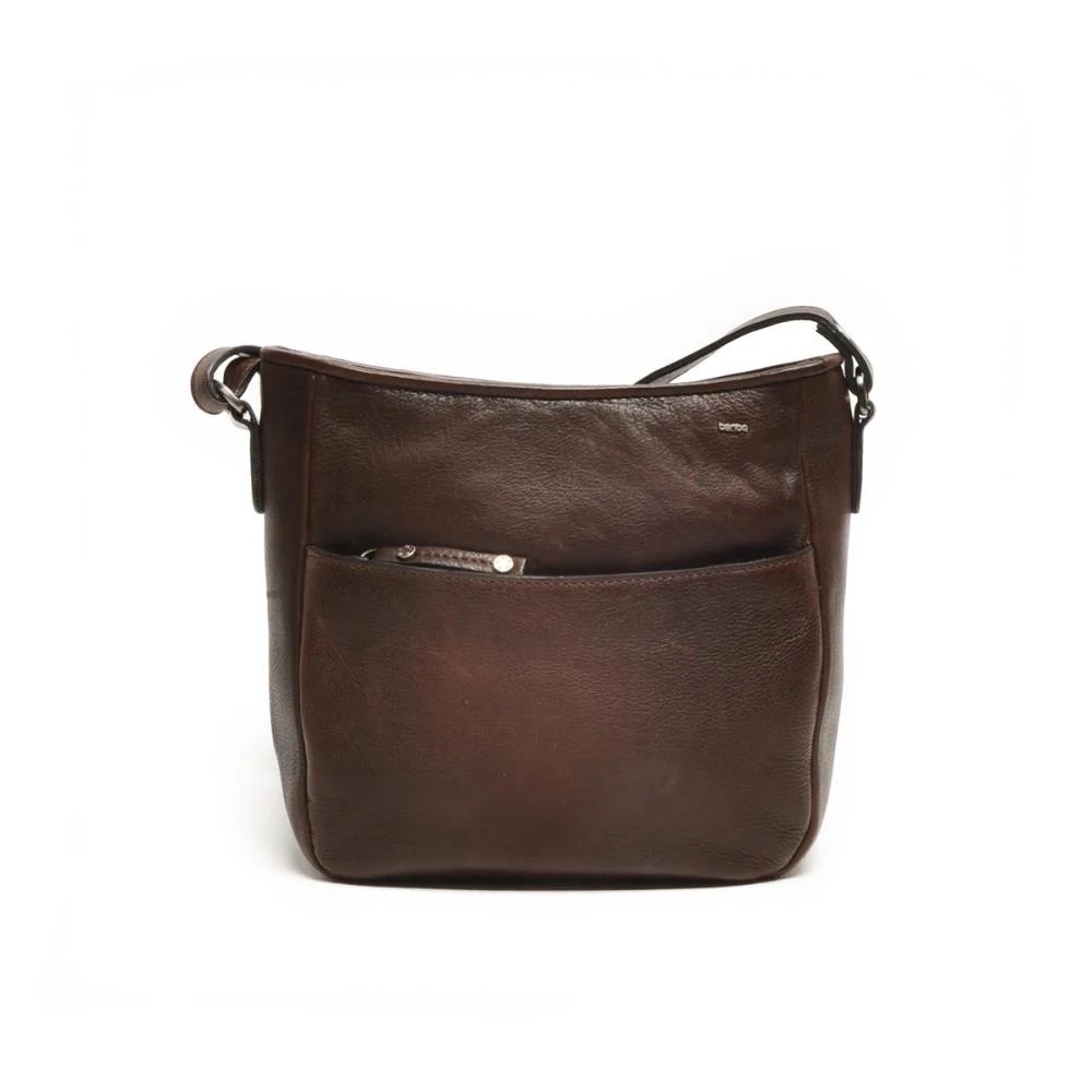 eren Schoudertas – Chocolate
Compact, stijlvol en praktisch – jouw dagelijkse favoriet

Deze elegante schoudertas in een warme brandykleur is gemaakt van hoogwaardig rundleer en past moeiteloos bij vrijwel elke outfit. Een ideale tas voor wie houdt van stijl én functionaliteit.

✅ Gemaakt van soepel rundleer
✅ Voorvak met rits én achtervak met rits – veilig en overzichtelijk
✅ Verstelbare lange schouderriem – draag 'm zoals jij wilt
✅ Binnenkant met lichte voering voor goed zicht op je spullen

Kleur: Brandy
Afmetingen: 22 cm hoog × 24 cm breed


 Stylingtip: De warme chocolate kleur combineert prachtig met neutrale tinten, jeans of herfstkleuren – perfect voor elk seizoen!