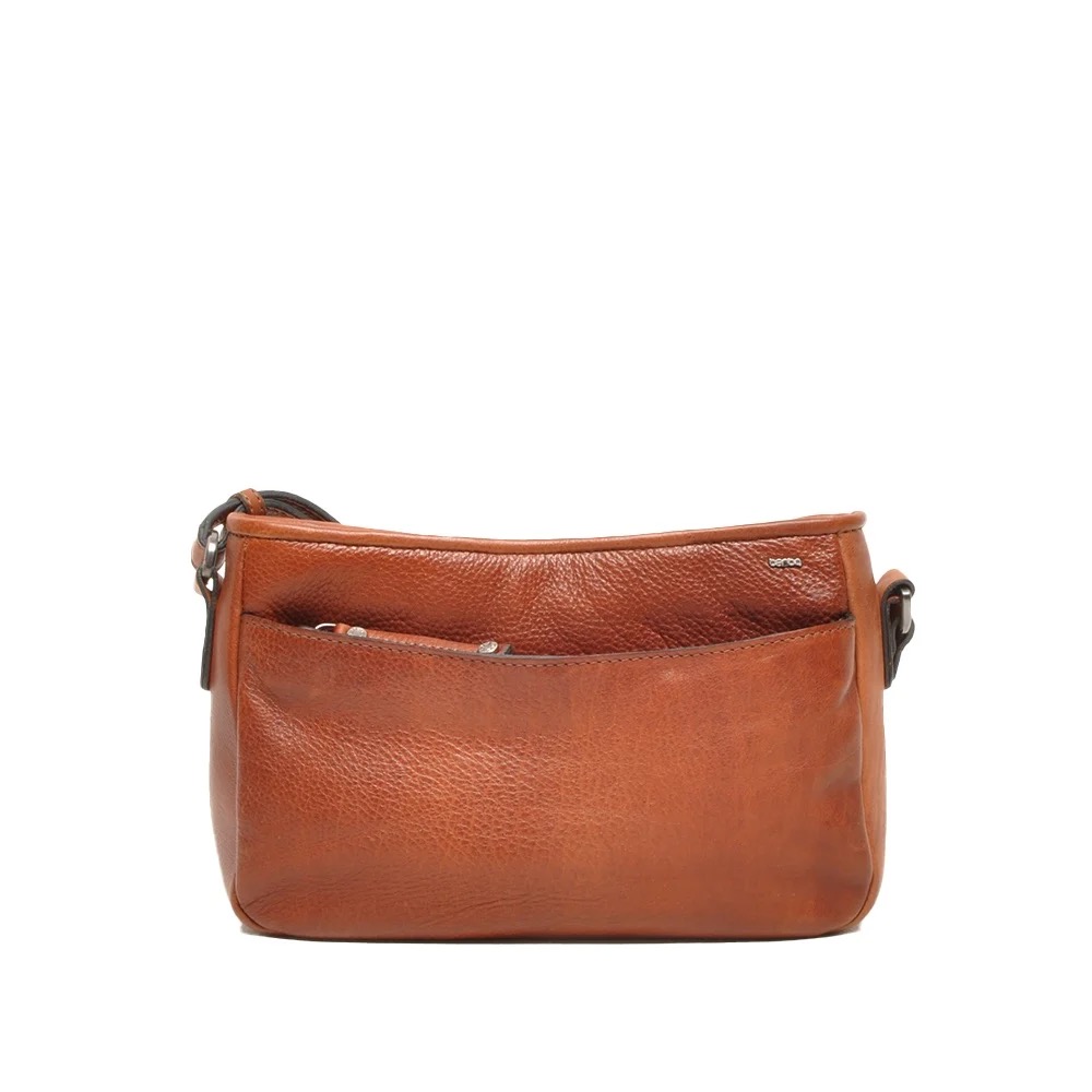 Berba Luca Crossbody – Brandy
Luxe in een compact formaat

De Berba Luca Crossbody in de warme kleur brandy is de perfecte mix van stijl en functionaliteit. Gemaakt van hoogwaardig leer en voorzien van slimme opbergmogelijkheden, is dit de ideale tas voor dagelijks gebruik met een modieuze touch.

✅ Verstelbare schouderband – draag 'm comfortabel crossbody
✅ Voorvak met ritssluiting voor snelle toegang
✅ Hoofdvak met extra binnenzakken voor een georganiseerde indeling
✅ Compact formaat, maar ruim genoeg voor al je essentials
✅ Gemaakt van premium leer met een trendy look

Afmetingen: 15 cm hoog × 28 cm breed
Kleur: Brandy

 Stijltip: Draag hem schuin over je lichaam voor optimaal comfort én een moderne uitstraling.