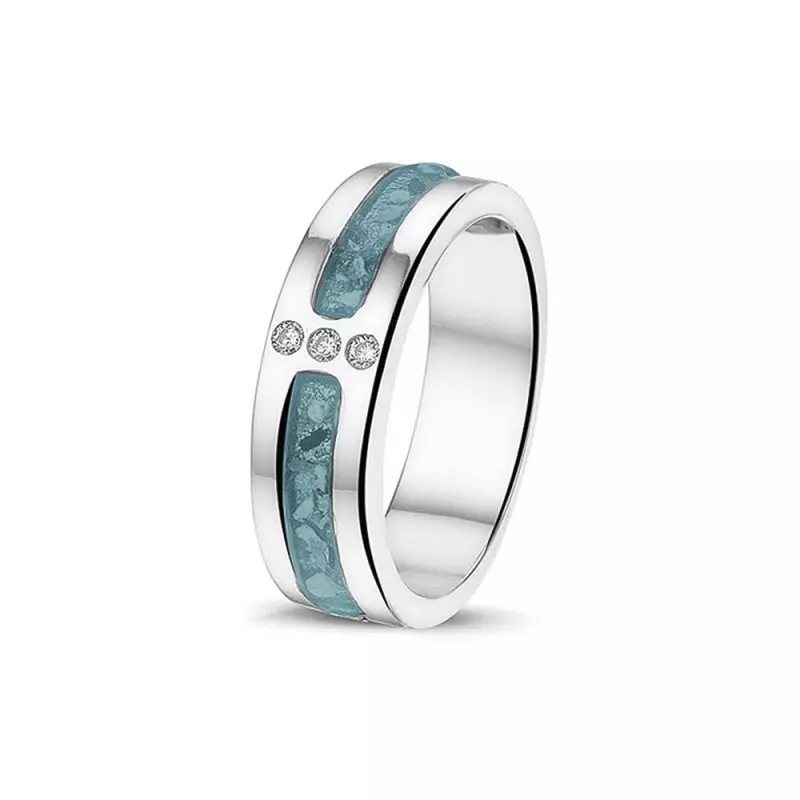 Ring met twee apart as-ruimtes en 3 zirkonia’s of diamantjes in het midden. Dit sieraad wordt zichtbaar aan de voorkant gevuld met as en wordt vermengd met onze speciale hars. Deze ring is eventueel te vullen met twee verschillende asjes.
