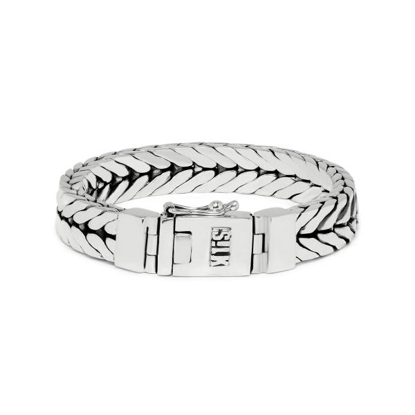 De Chevron collection 374 is een van de zwaardere stoerdere banden binnen de SILK collectie met een vierkante vossenstaart structuur. De vierkante schakels zijn afgevlakt en geven een robuuste look welke perfect combineren met een dikkere leren armband. De armband wordt in een mooie luxe geschenkverpakking verpakt. 