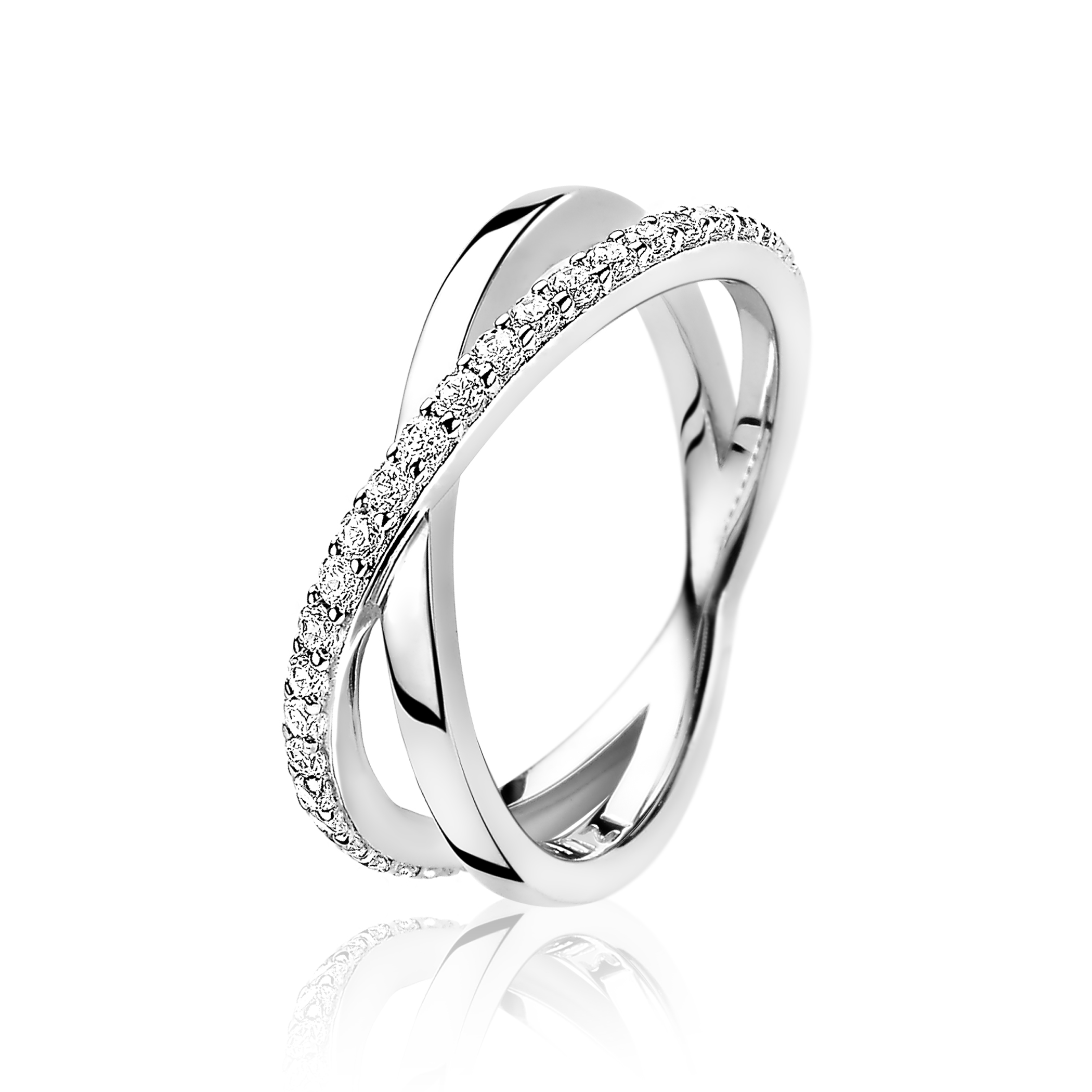 ZINZI zilveren cross-over ring, waarbij de gladde band en de band bezet met witte zirconia's elkaar kruisen. De ring is vervaardigd van eerste gehalte zilver (925) en voorzien van een extra rodium laag voor een langdurige glans.