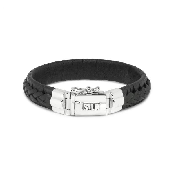 Super mooie Balinees gevlochten stoere zwart lederen armband van de nieuwe collectie van SILK Jewellery. De armband sluit met de bekende baksloten van SILK. Deze armband is ook verkrijgbaar in half zilver/ half leer. Combineer deze armband bijvoorbeeld met een 743 of 731 uit de Weave collection met Franse Gourmet structuur. De zilveren met lederen armband wordt in een mooie luxe geschenkverpakking verpakt.