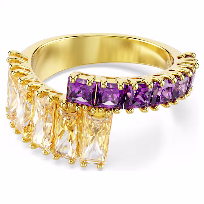 Deze majestueuze Matrix-ring biedt een botsing van kleuren en vormen. De overlappende band heeft een goudkleurige toplaag en is voorzien van karamelkleurige en paarse Swarovski Zirkonia in square- en baguette-slijpvorm. Een levendige keuze die prachtig combineert met de bijpassende armband.
Artikelnr.: 5722450
Collectie:  Matrix
Materiaal:  Goudkleurige toplaag, Zirkonia
Kleur:  Paars