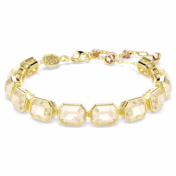Straal op uw best met deze levendige Millenia-armband. Het ontwerp met goudkleurige toplaag heeft een streng achthoekige karamelkleurige kristallen in een verfijnde lunettezetting. De armband heeft ook een karabijnsluiting met een verlengstuk, zodat u de pasvorm kunt aanpassen. Combineer deze armband met de bijpassende ketting om uw alledaagse look te verfraaien.
Artikelnr.: 5720912
Collectie:  Millenia
Lengte (minimum - maximum): 15.5 - 21.2 cm
Breedte: 0.8 cm
Materiaal:  Kristallen, Goudkleurige toplaag
Kleur:  Bruin
Type sluiting:  Karabijn