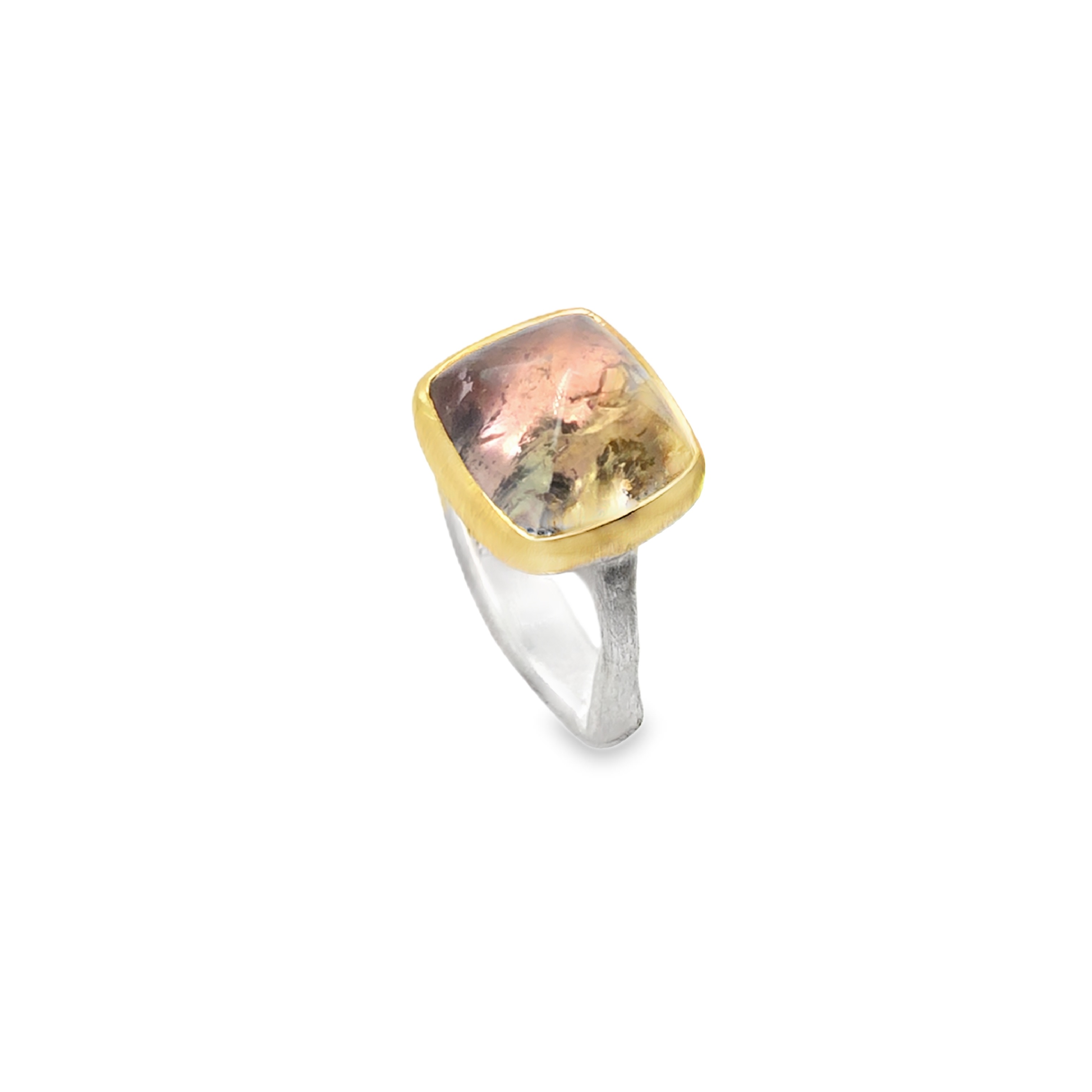 Der Ring Smartcurve Silber Gold 900 mit einem zweifarbigen Turmalin Cabochon  mit 14,17ct strahlt Luxus aus. Er vereint edles Silber mit 900er Gold und einem beeindruckenden Turmalin-Cabochon. Dieses Schmuckstück sollte am besten solo getragen werden, um seinen exklusiven Glanz zu betonen. Perfekt für besondere Anlässe.
