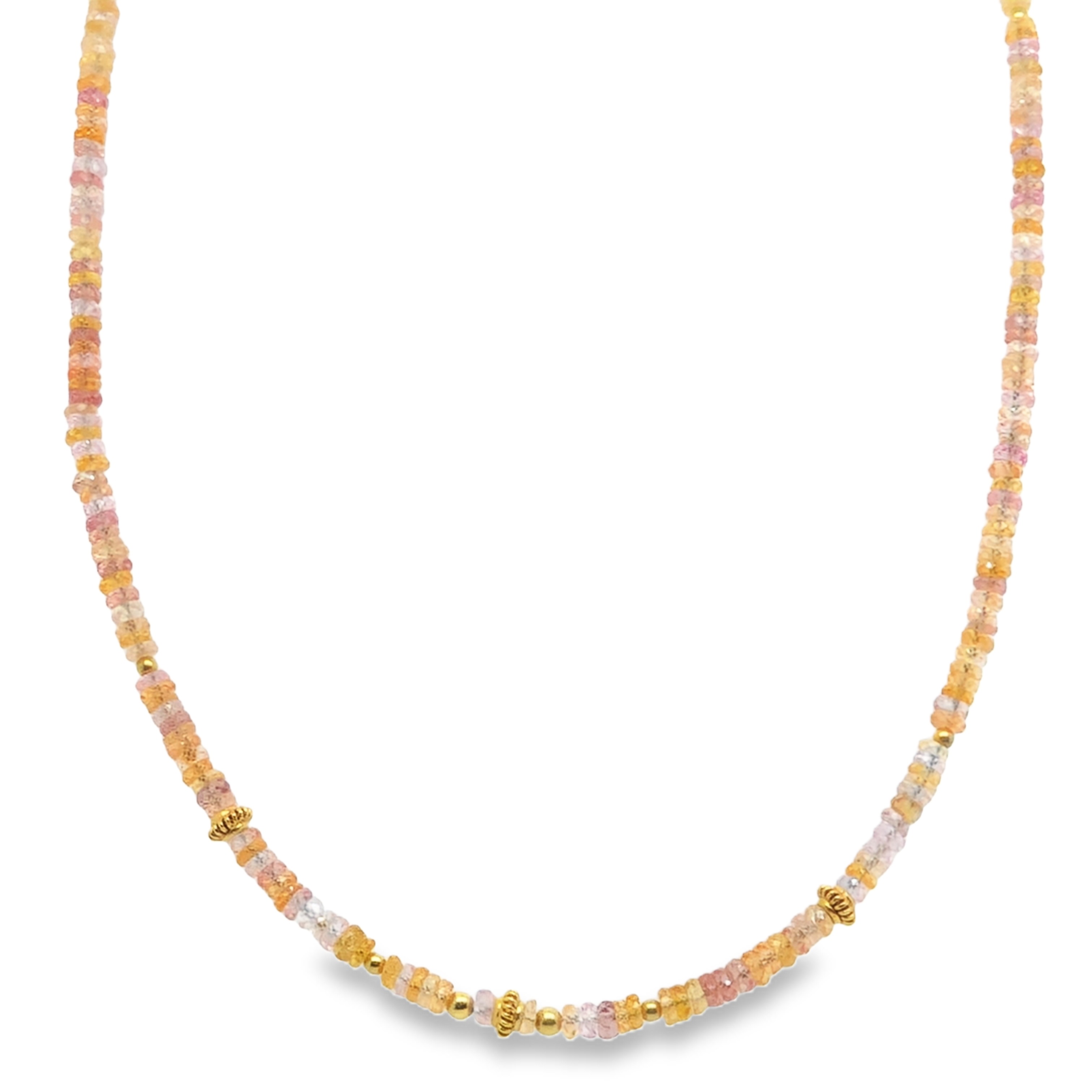 Die feine Safirkette in Pastelltönen aus 750er Gold ist ein elegantes Schmuckstück. Als dezente funkelnde Halskette  verleiht sie jedem Outfit eine zarte Note. Am besten wirkt sie auf heller Kleidung oder zu einem schlichten Kleid für besondere Anlässe. Kombinieren Sie sie mit passenden Ohrringen für einen harmonischen Look.