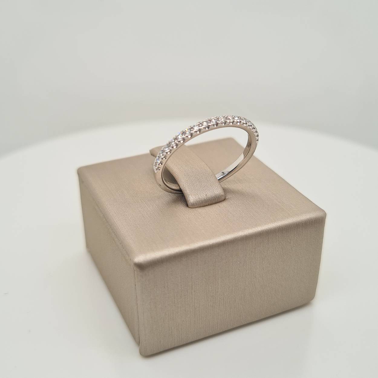 14krt witgouden ring met diamant 19-0.20crt G SI. 

De maat van de ring is 54 ( 17 1/4 ). Heeft u een andere maat, neem dan gerust contact met ons op.