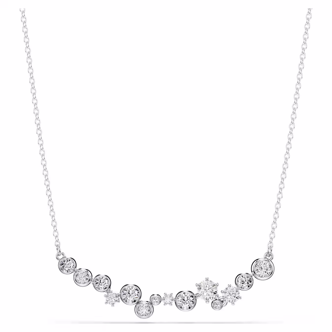 Geef uw dagelijkse garderobe energie met deze prachtige Constella-ketting met rhodium toplaag. Het stervormige ontwerp heeft een centraal display met heldere kristallen in verschillende groottes, elk in een klauw- of lunettezetting. Deze glinsterende compositie is gezet op een delicaat collier en is een perfect toonbeeld van kosmisch wonder.
Artikelnr.: 5722473
Collectie:  Constella
Lengte (minimum - maximum): 38 - 48 cm
Formaat motief: 1 x 5.8 cm
Materiaal:  Kristallen, Rodium-verguld, Zirkonia
Kleur:  Wit
Type sluiting:  Schuifbare bal