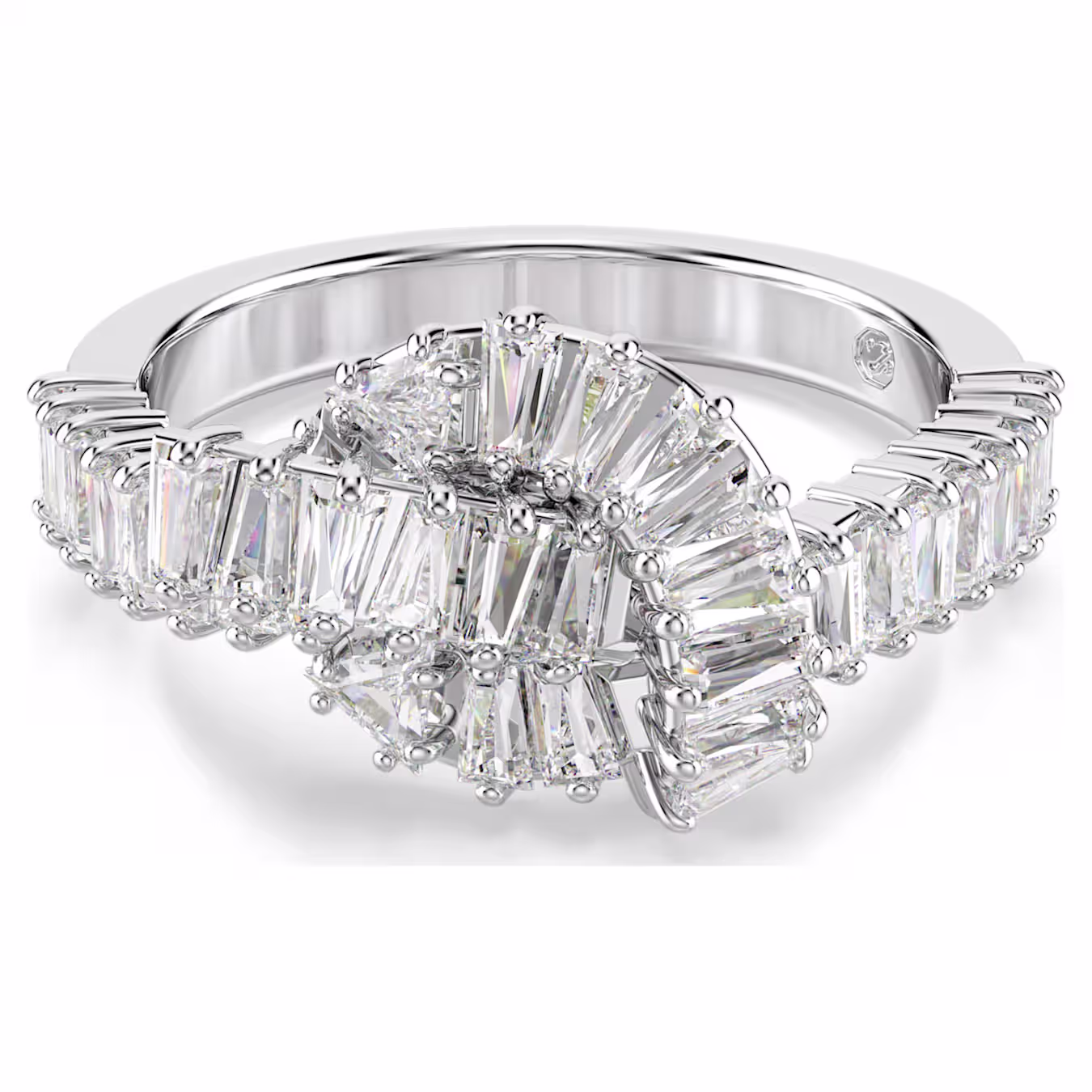 Geef uw stijl een lichtvangende draai met deze elegante Matrix-ring. Het ontwerp met rhodium toplaag is vervaardigd met een knoop in de vorm van een lint en heeft een verfijnde versiering van Swarovski Zirkonia in baguette-slijpvorm, elk geplaatst in een klauwzetting. Deze moderne en artistieke ring past perfect bij andere sieraden uit dezelfde lijn.
Artikelnr.: 5727112
Collectie:  Matrix
Materiaal:  Rodium-verguld, Zirkonia
Kleur:  Wit