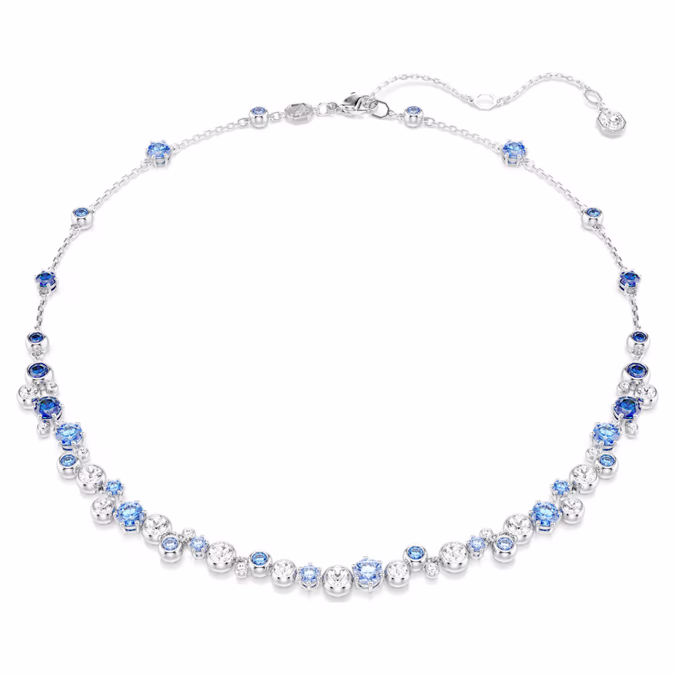 Deze Constella-ketting weerspiegelt de beeldschone mysteries van de kosmos en speelt met zowel kleur als licht. Het ronde silhouet is voorzien van een decoratie van kristallen en Swarovski Zirkonia, met een mix van fascinerende blauwe tinten en heldere tonen die perfect passen bij de rhodium toplaag. De karabijnhaaksluiting zorgt voor een verstelbare pasvorm, waardoor u een wonderbaarlijke accessoire hebt voor uw seizoensgebonden feesten.
Artikelnr.: 5732255
Collectie:  Constella
Lengte (minimum - maximum): 38 - 45 cm
Breedte: 0.6 cm
Materiaal:  Kristallen, Rodium-verguld, Zirkonia
Kleur:  Blauw
Type sluiting:  Karabijn
