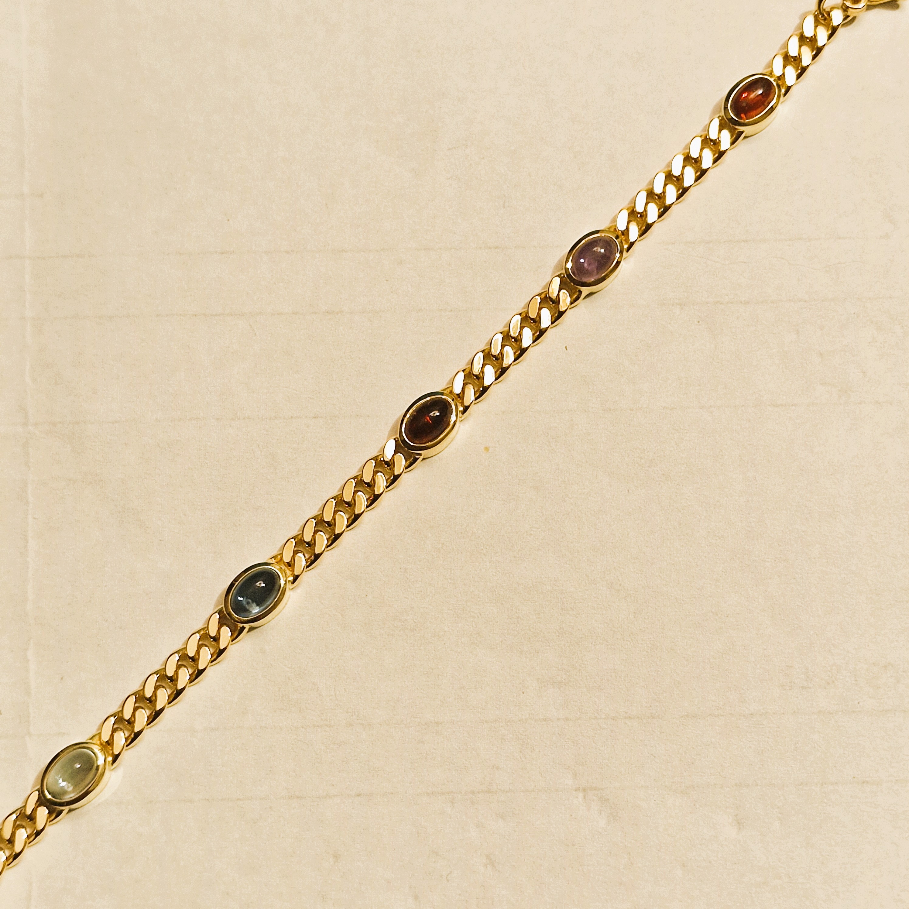 14k geelgouden gourmet schakelarmband met 7 verschillende cabochon geslepen kleurstenen, zoals citrien,peridot,topaas,granaat en amethist
