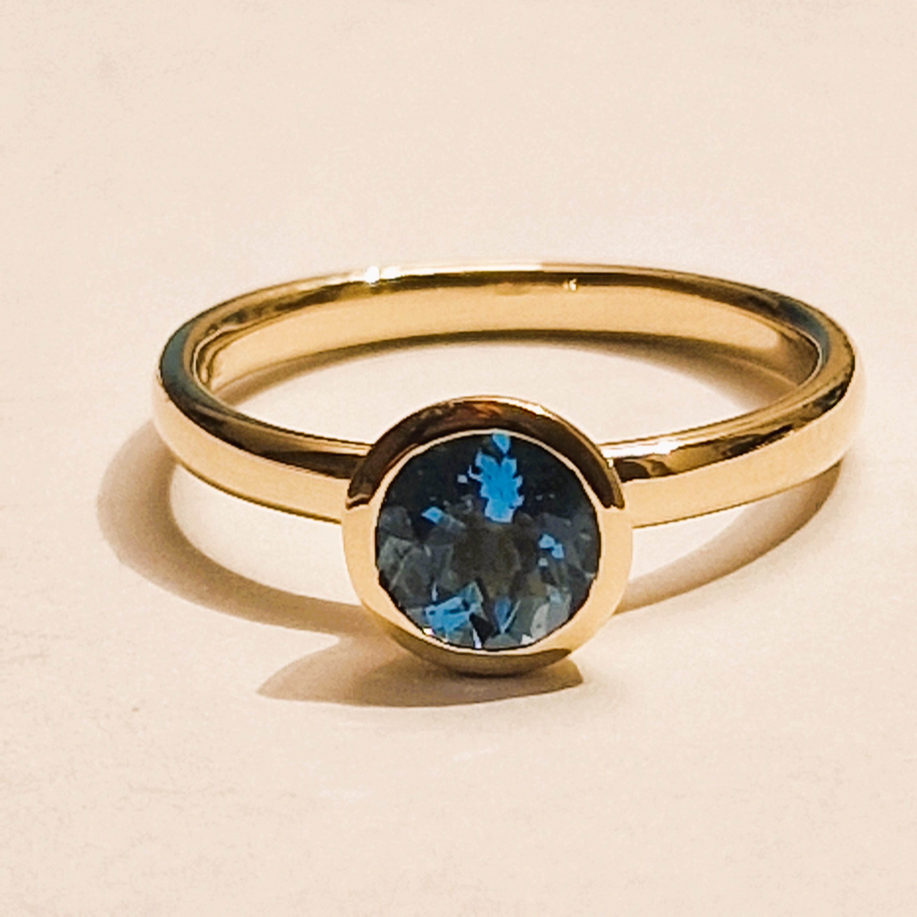 14k geelgouden ring met Swiss Blue Topaas, ook verkrijgbaar met andere edelstenen