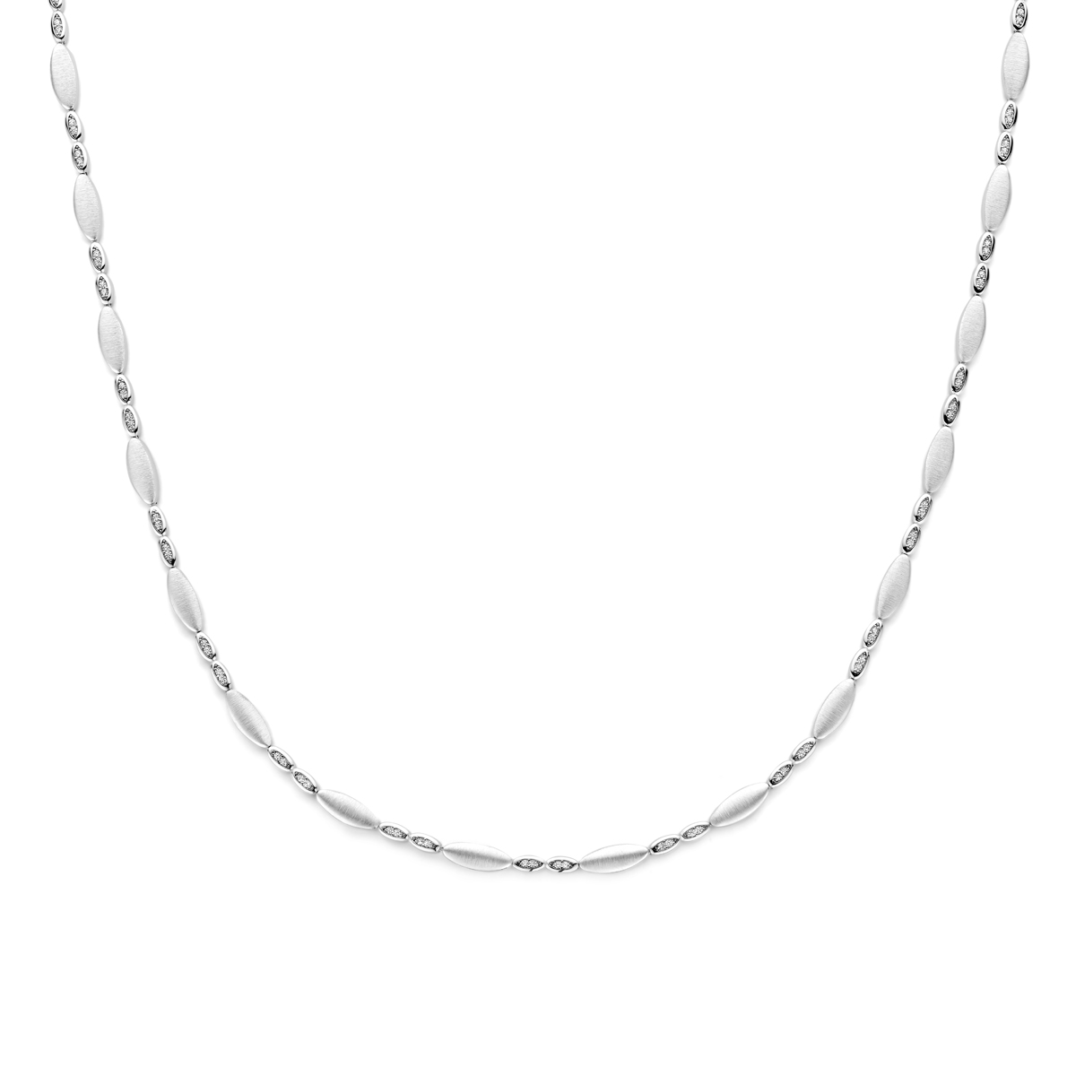 Zilveren collier met zirkonia. Het collier heeft een schakelbreedte van 4,7mm en een draaglengte van 45cm.