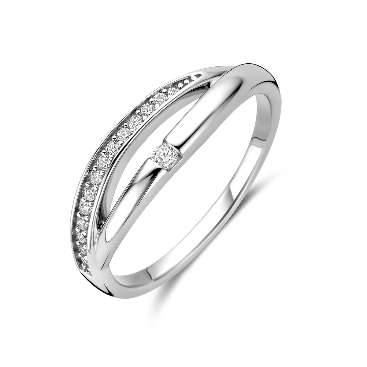 Gerhodineerd 925 zilveren ring uitgevoerd met zirkonia. De ring heeft een breedte van 5,5mm.